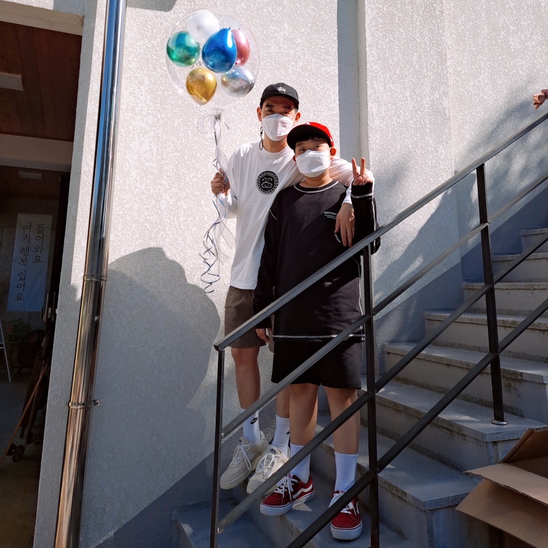 Nike x Stussy Air Force 1 Low Fossil, Nike x Stussy Big Swoosh LS T-Shirt White - US/EU 착용 스타일 - 4