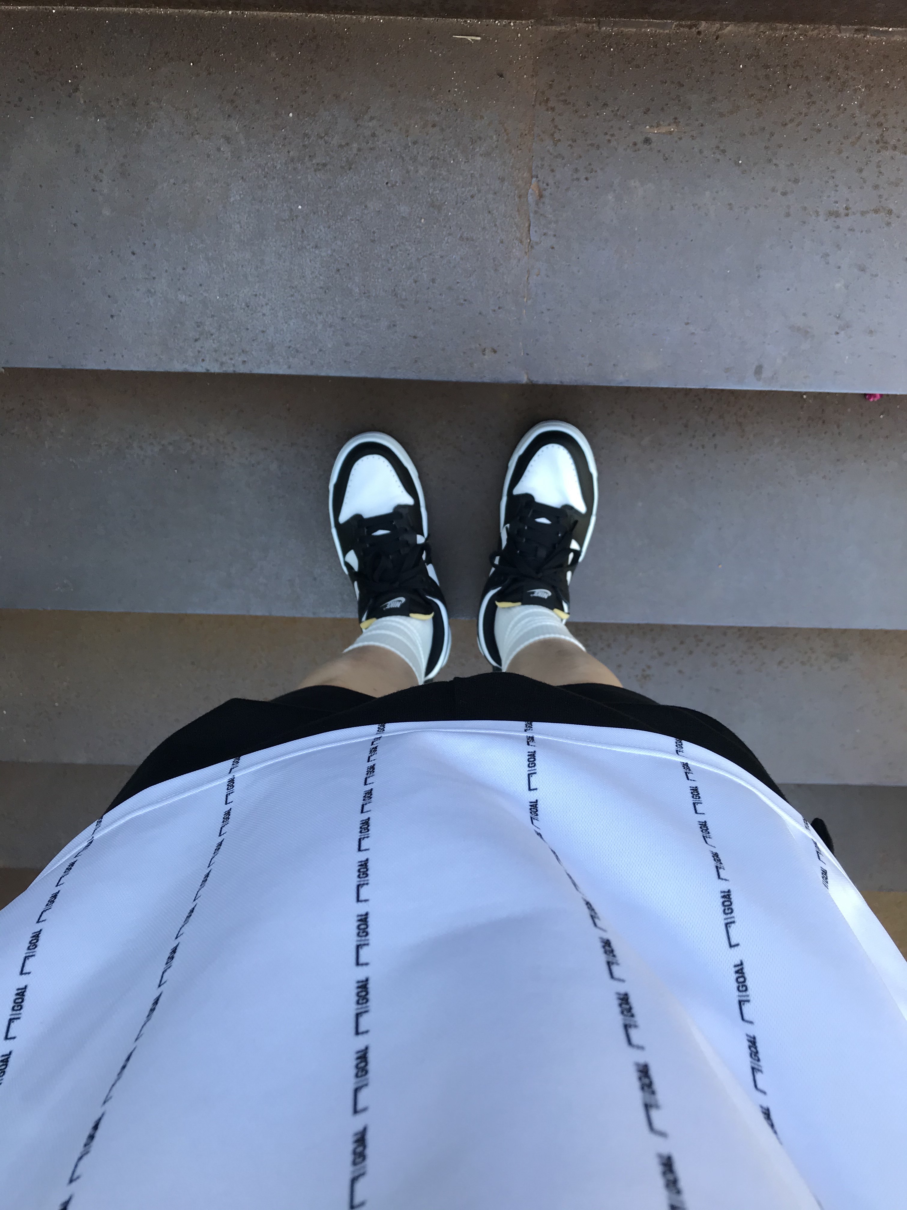 (W) Nike Dunk Low Disrupt Black White 착용 스타일 - 2