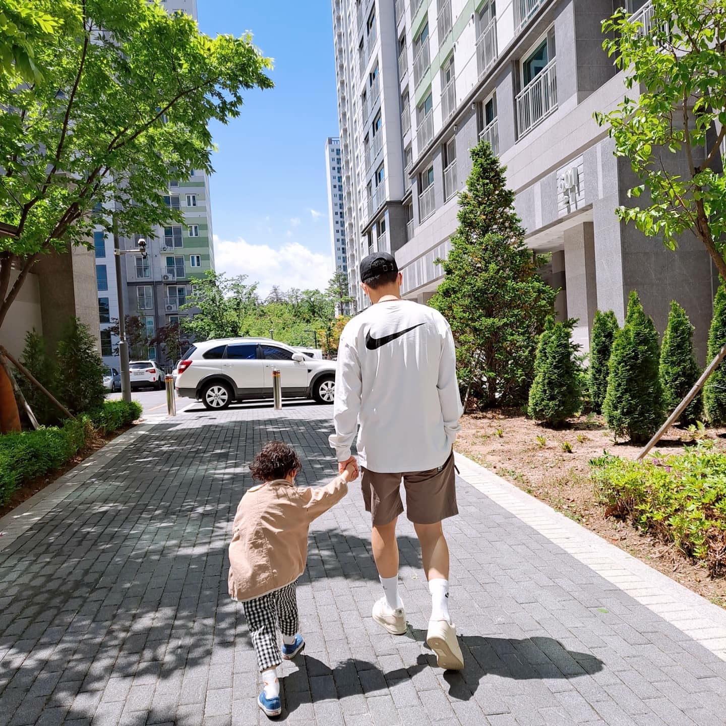 Nike x Stussy Air Force 1 Low Fossil, Nike x Stussy Big Swoosh LS T-Shirt White - US/EU 착용 스타일 - 5