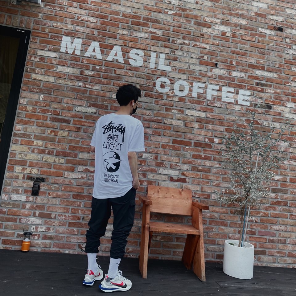 Stussy x Our Legacy Surfman T-Shirt White - 21SS, Nike x Sacai VaporWaffle Royal Fuchsia 착용 스타일 - 3