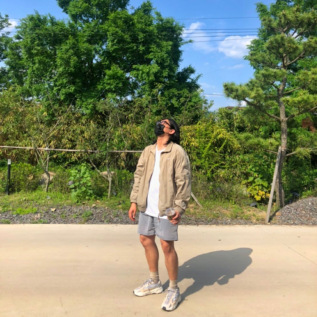 Adidas Yeezy Boost 700 V2 Cream, Nike M NRG Track Jacket Khaki 착용 스타일