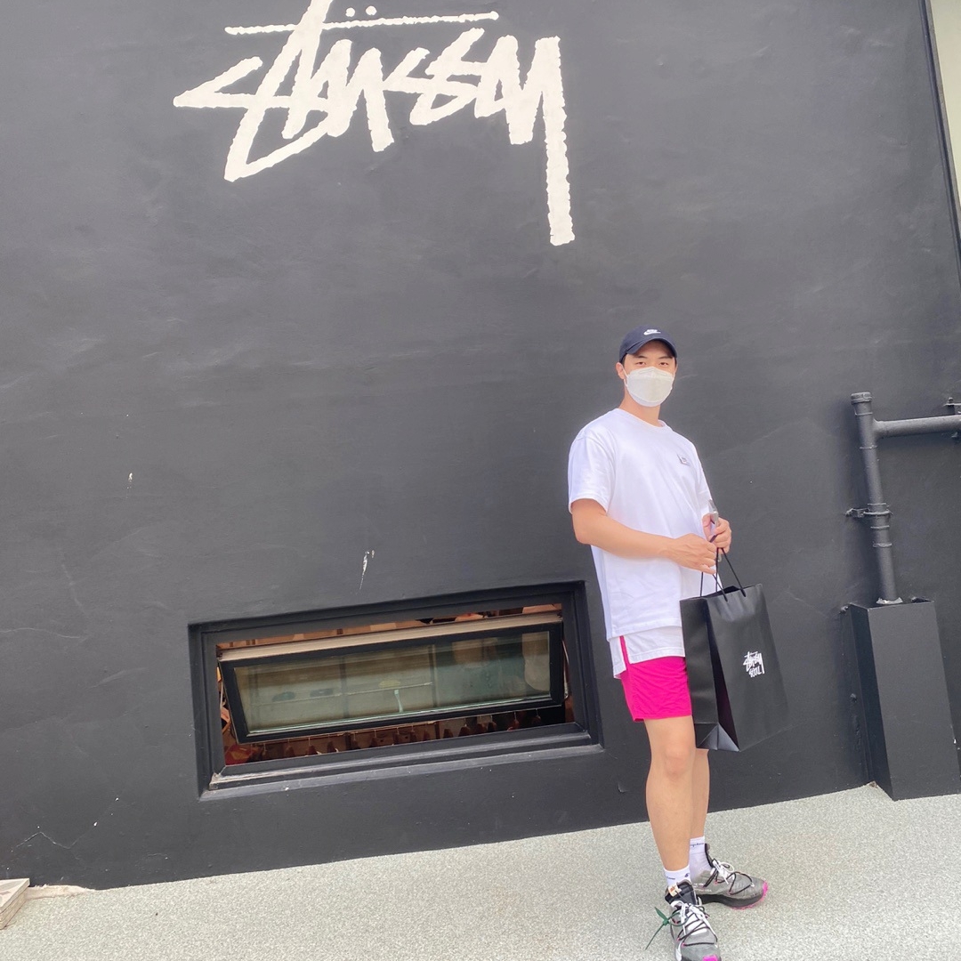 (W) Nike x Off-White Vapor Street Black Laser Fuchsia, Nike x Stussy Benassi Slide Off Noir 착용 스타일 - 1