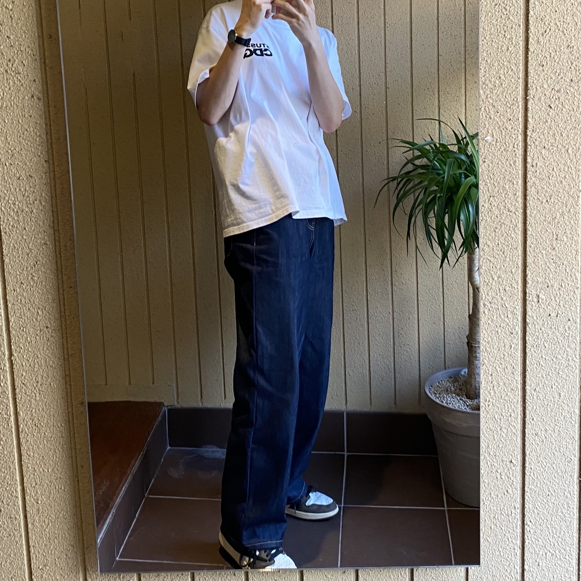 Stussy x CDG Surfman T-Shirt White, Jordan 1 x Travis Scott Retro High OG SP Mocha 착용 스타일