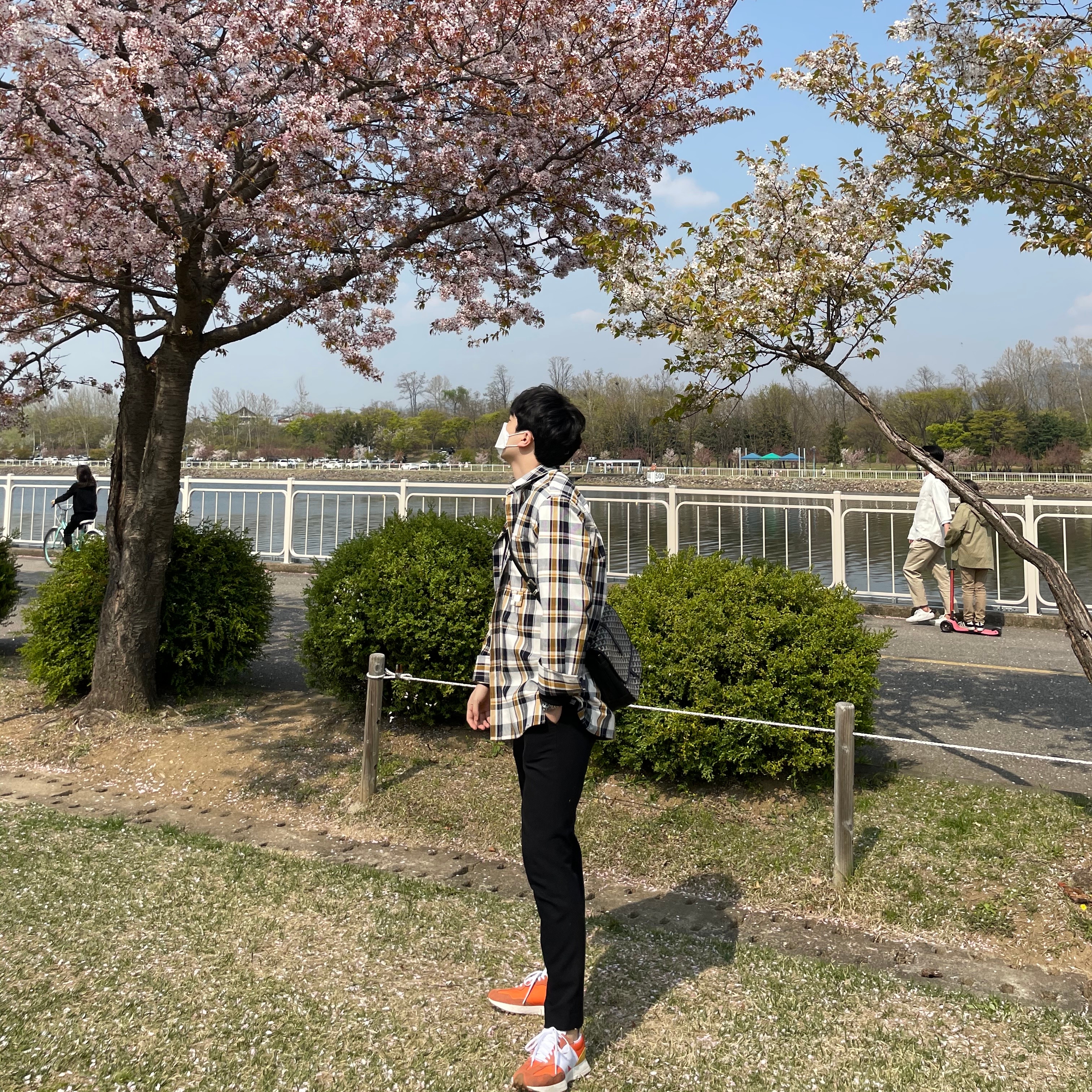 New Balance 327 Orange 착용 스타일 - 1