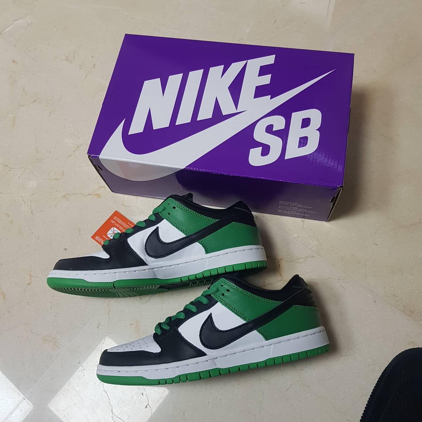 Nike SB Dunk Low Pro Black and Classic Green 착용 스타일 - 2