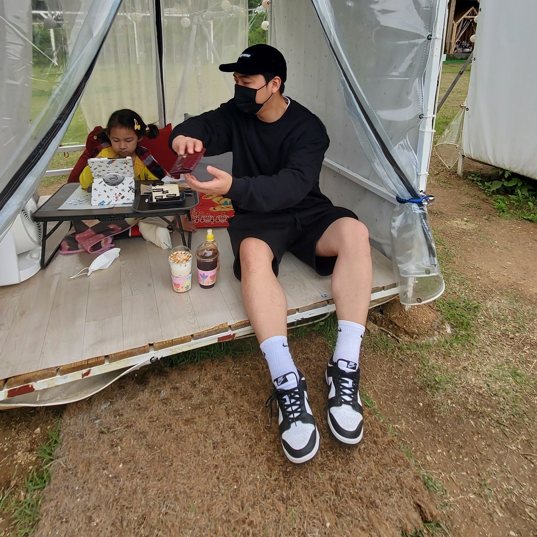 Nike Dunk Low Retro Black, Essentials Sweatshorts Black 2020 착용 스타일 - 1