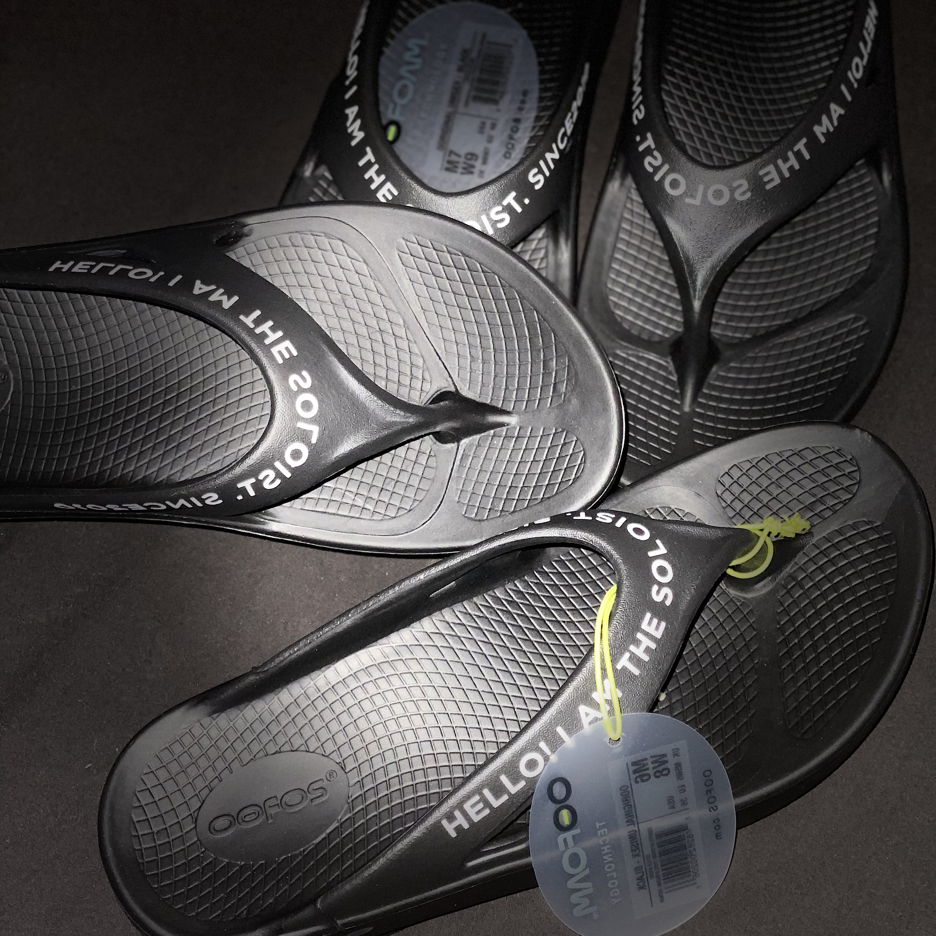 Oofos x Takahiromiyashita The Soloist Signature Flip-Flop Black White 착용 스타일 - 3