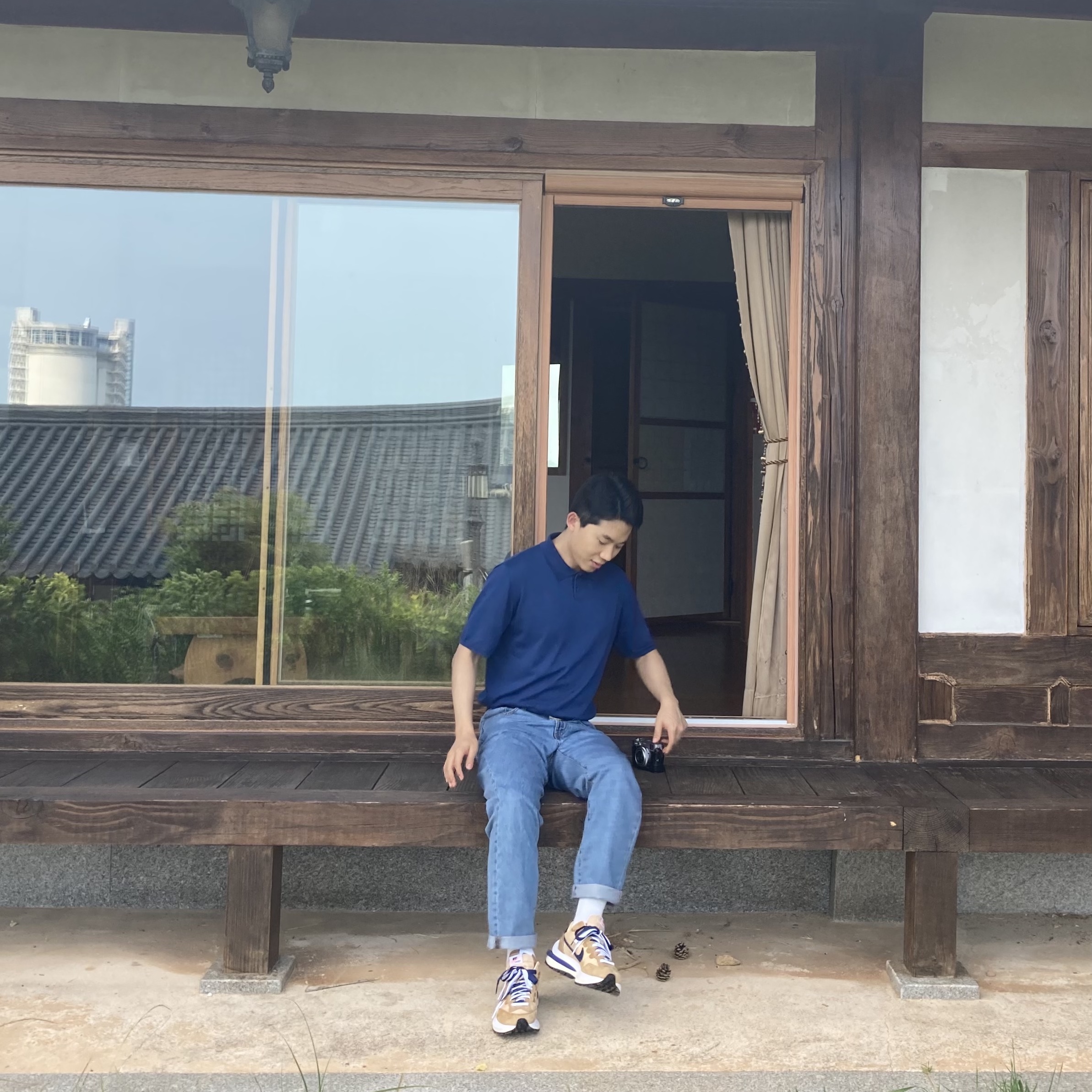 Nike x Sacai VaporWaffle Sesame and Blue Void 착용 스타일