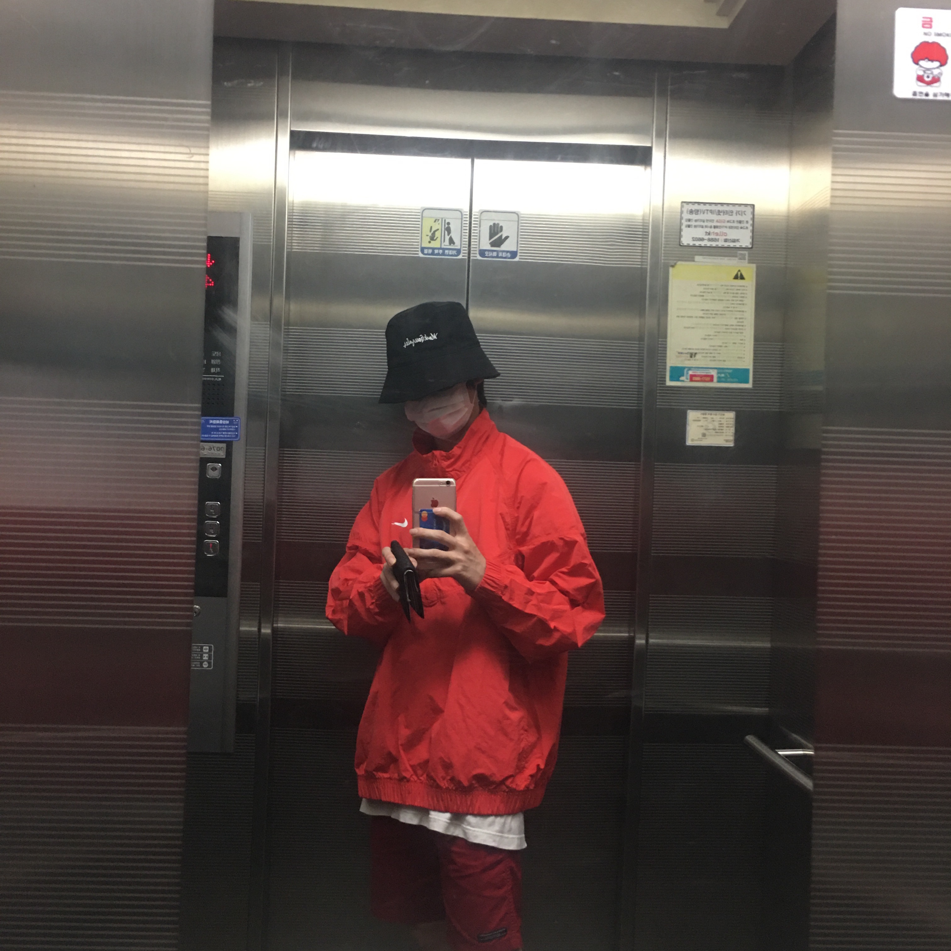 Nike x Stussy Windrunner Jacket Habanero Red 착용 스타일