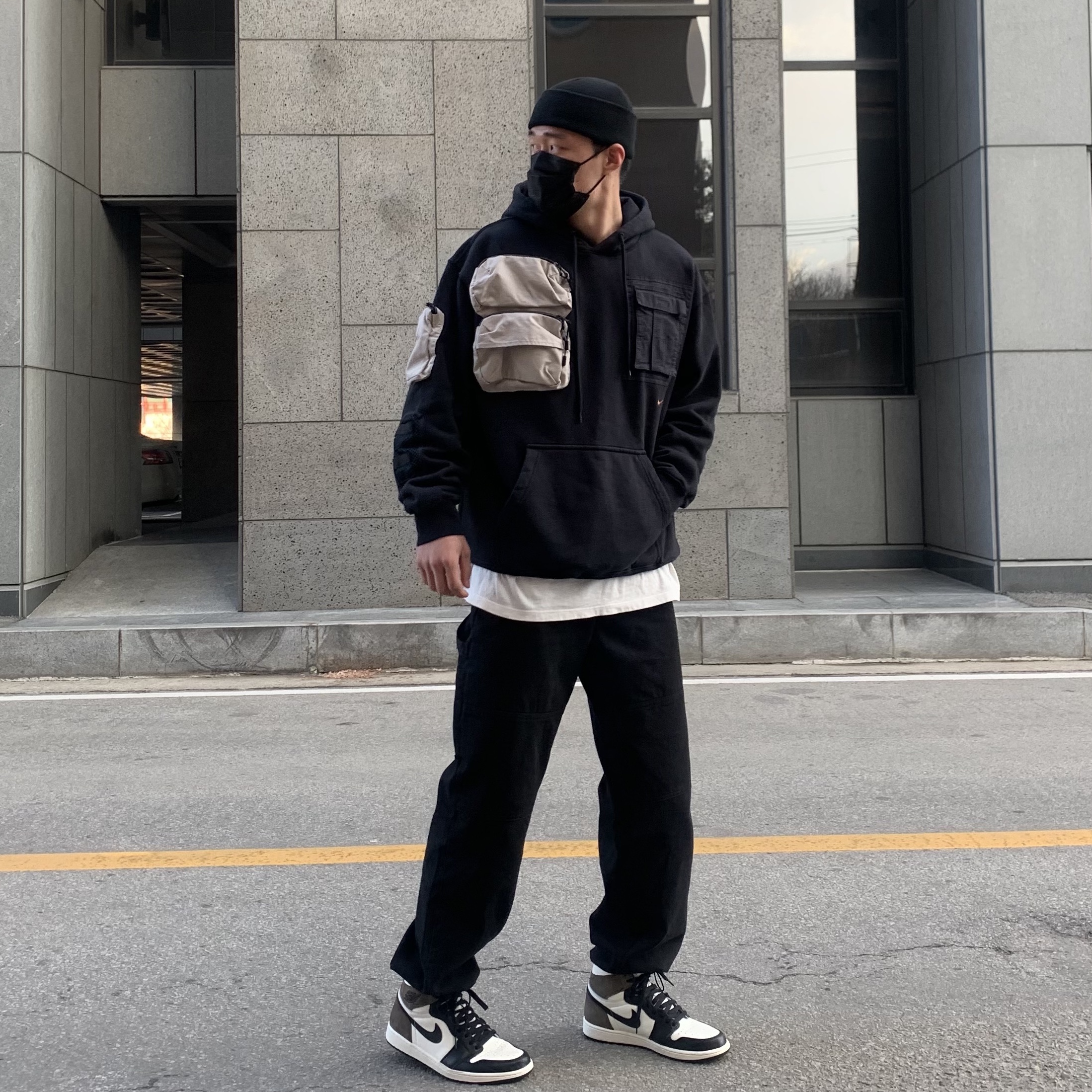 Nike x Travis Scott NRG AG Utility Hoodie Black, Jordan 1 Retro High OG Black Mocha 착용 스타일