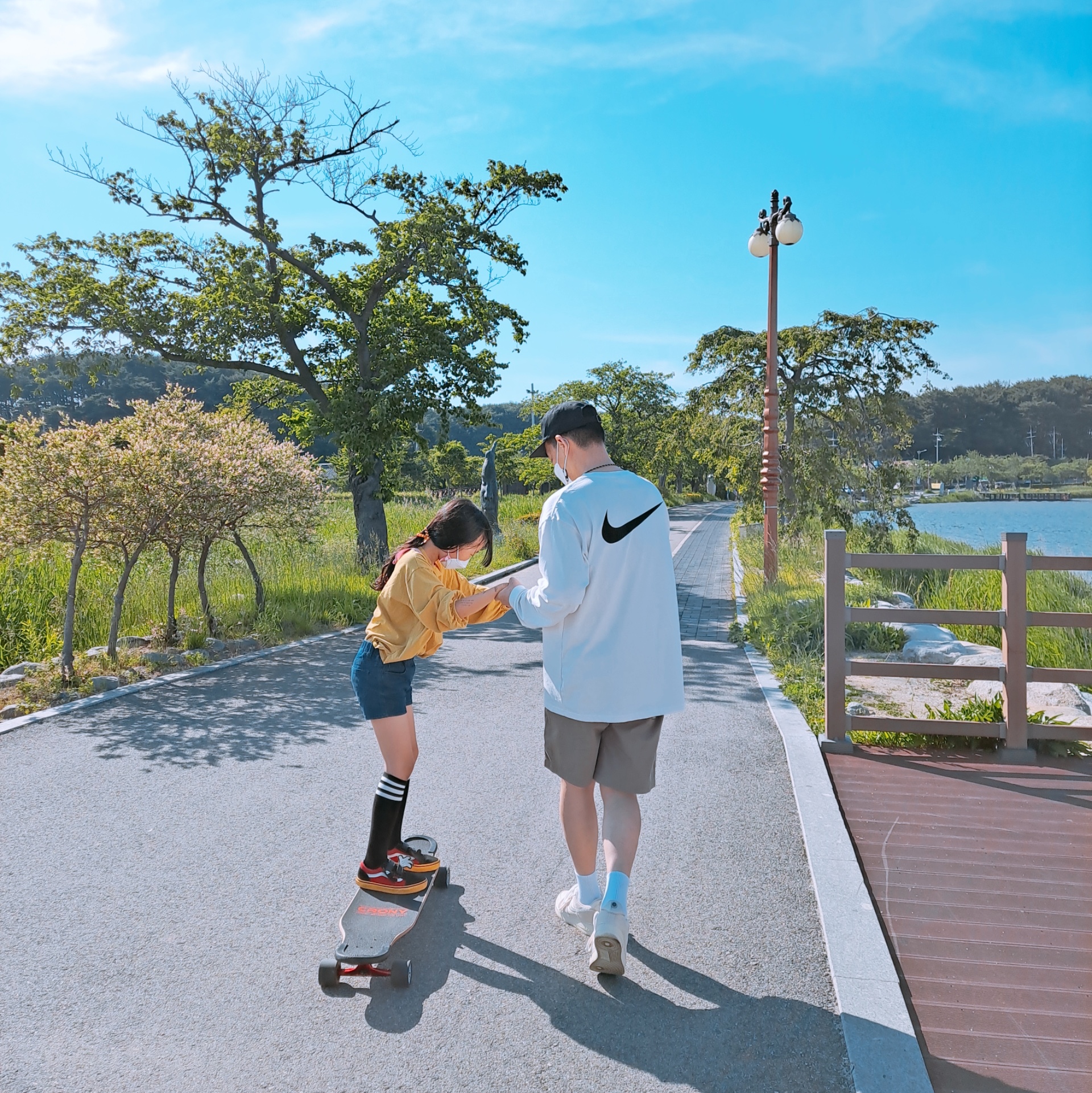 Nike x Stussy Air Force 1 Low Fossil, Nike x Stussy Big Swoosh LS T-Shirt White - US/EU 착용 스타일 - 1