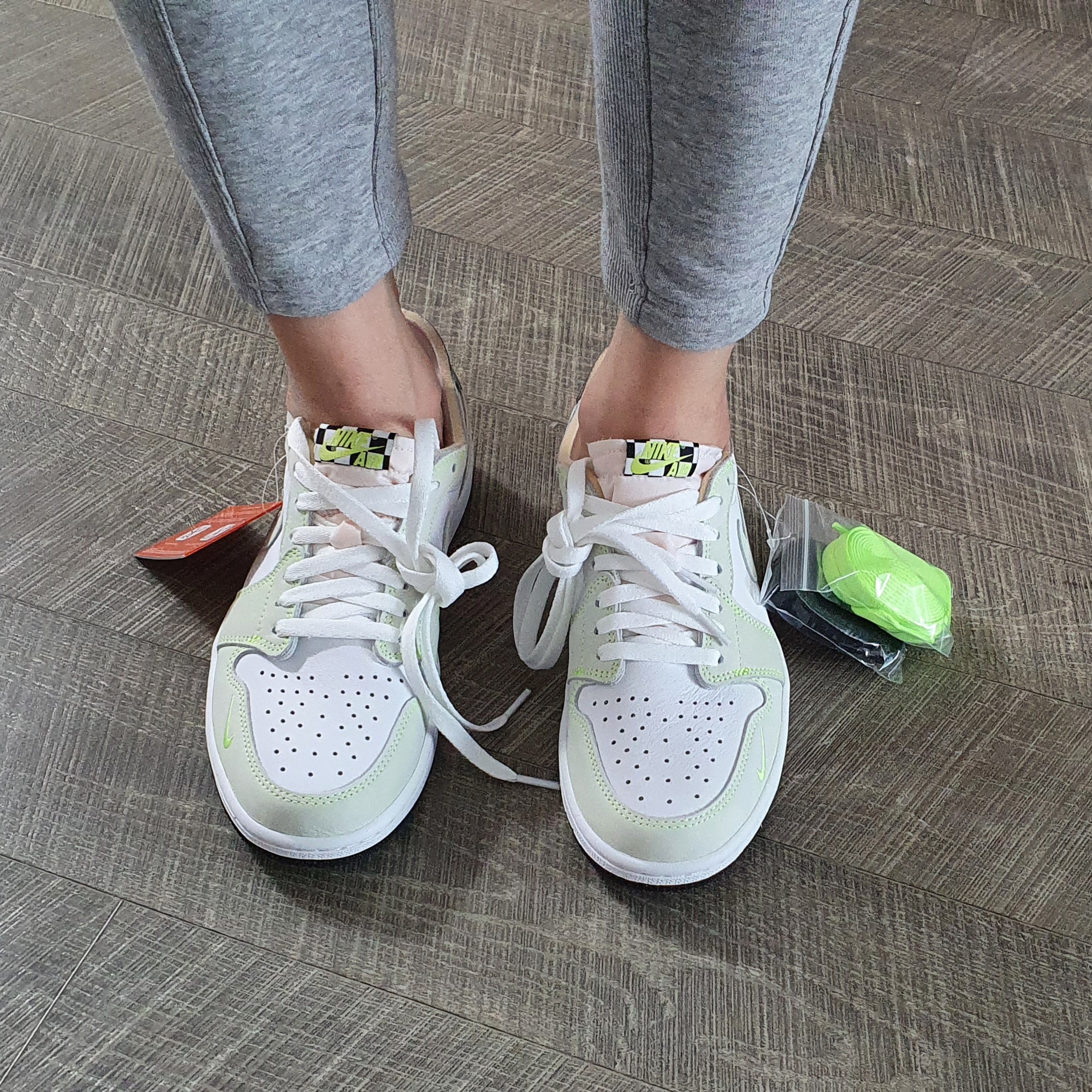 Jordan 1 Low OG Ghost Green 착용 스타일 - 2