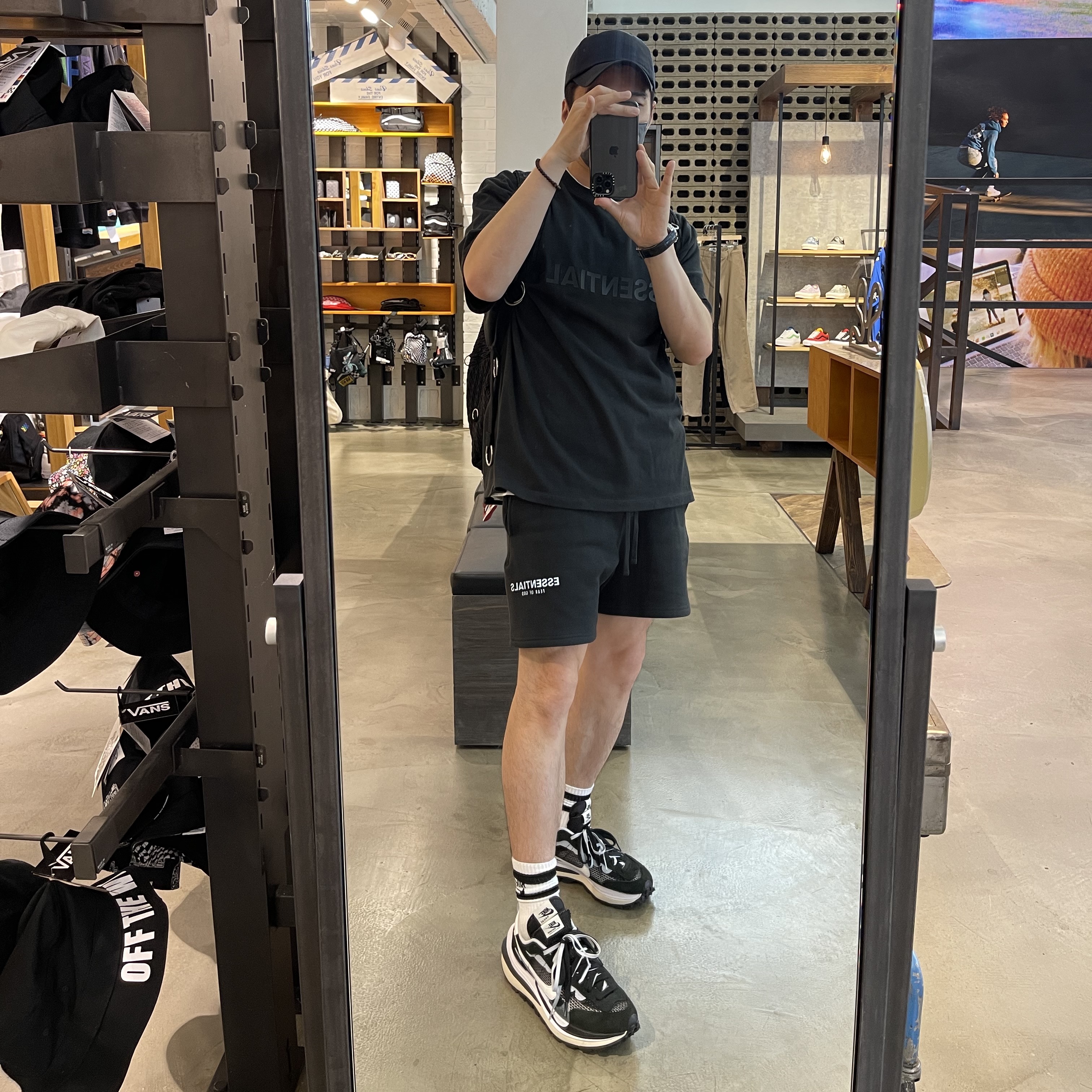 Nike x Sacai VaporWaffle Black White, Essentials 3D Silicon Applique Boxy T-Shirt Dark Slate/Black 2020 착용 스타일