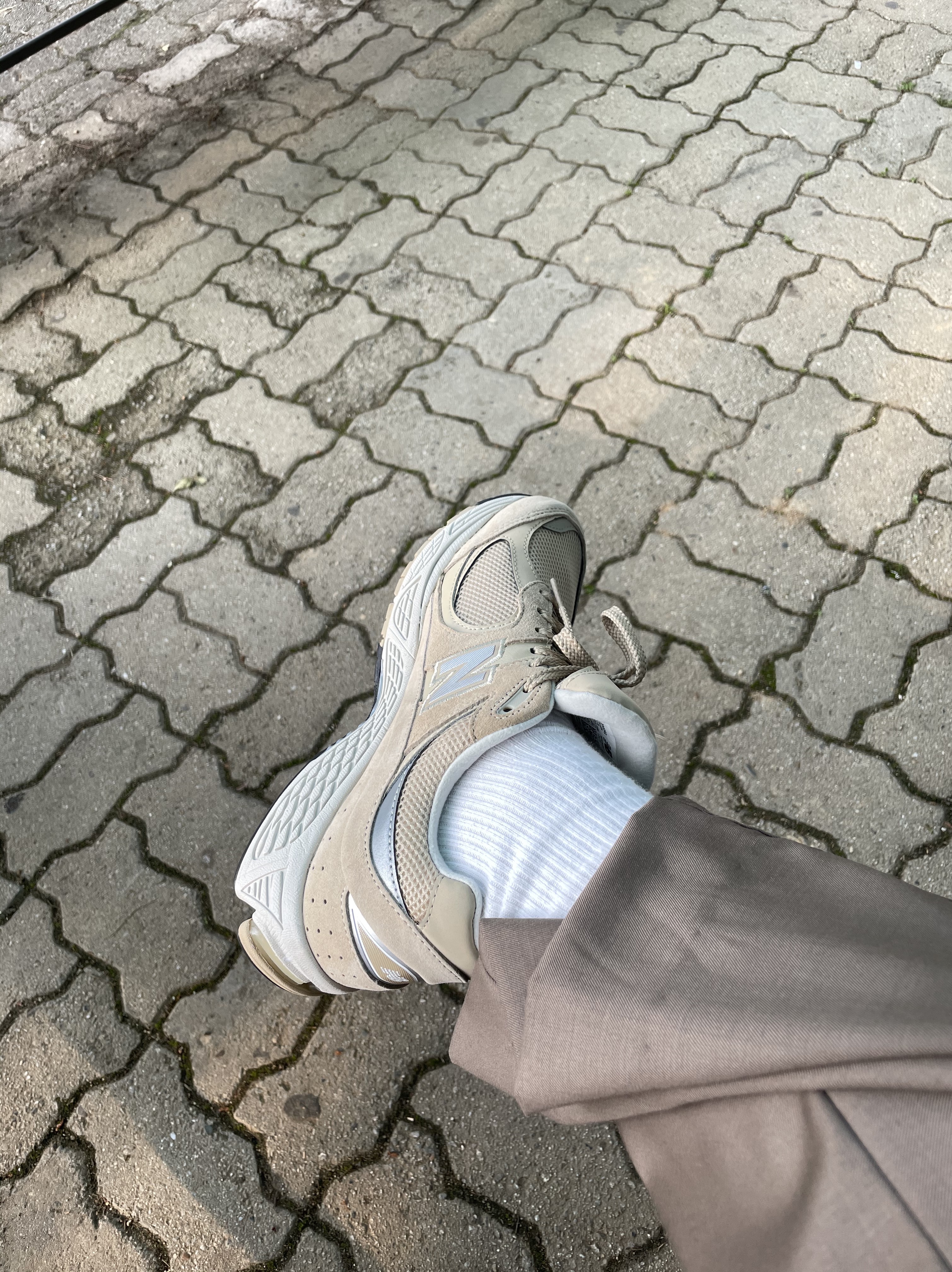 New Balance 2002R T2 Beige 착용 스타일 - 3