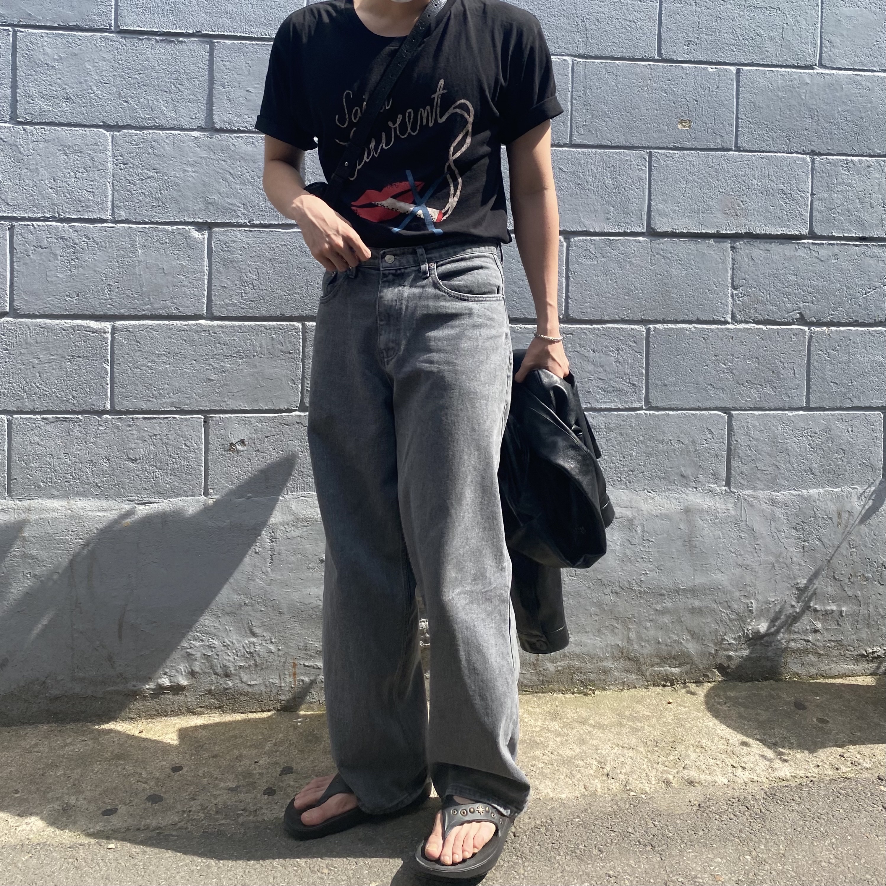 Oofos x Andersson Bell OOriginal Flip Flop Black 착용 스타일