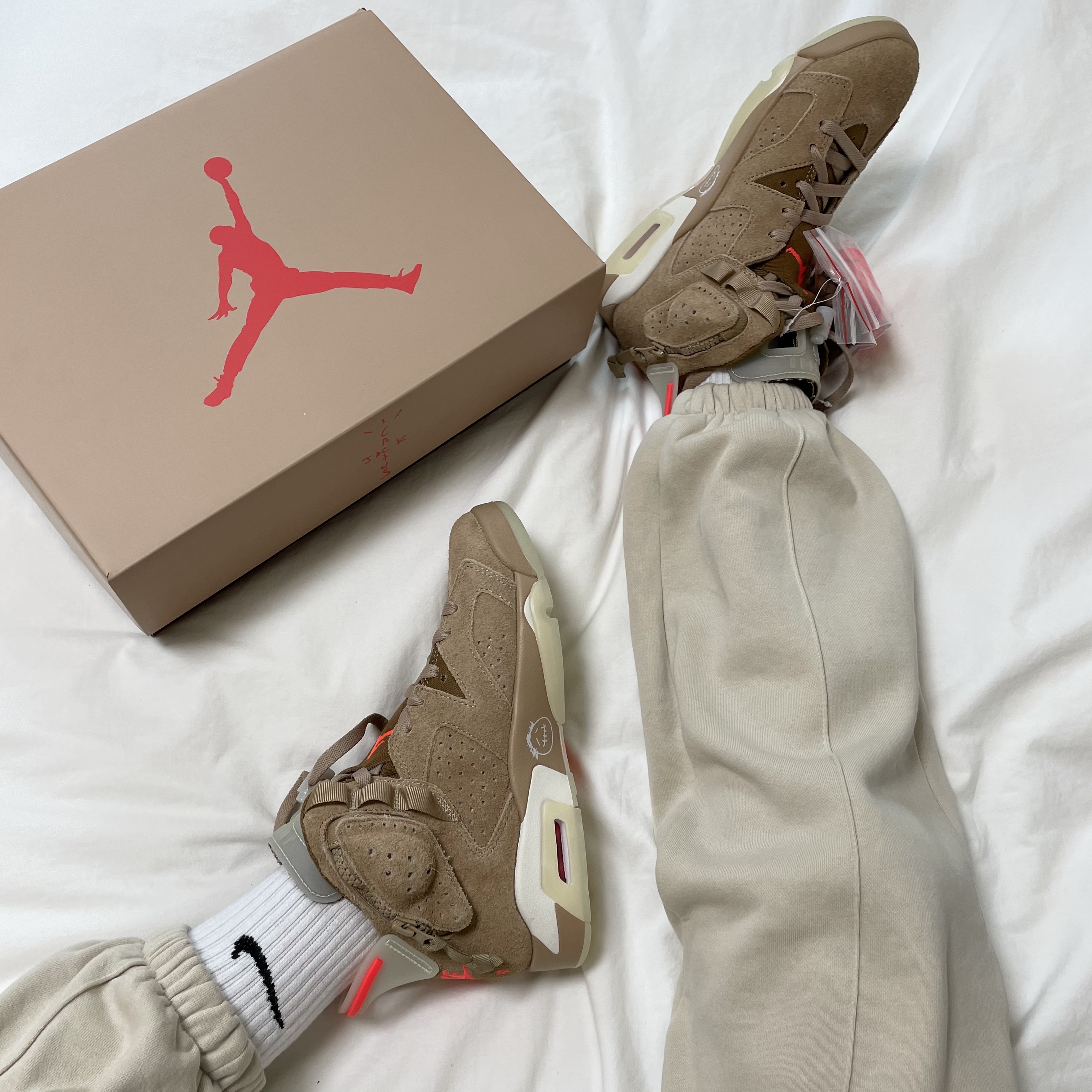 Jordan 6 x Travis Scott Retro SP British Khaki 착용 스타일