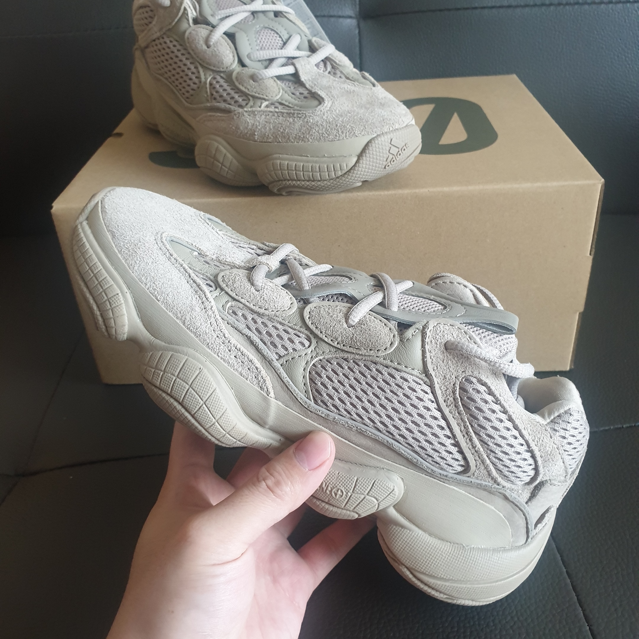 Adidas Yeezy 500 Taupe Light 착용 스타일 - 1