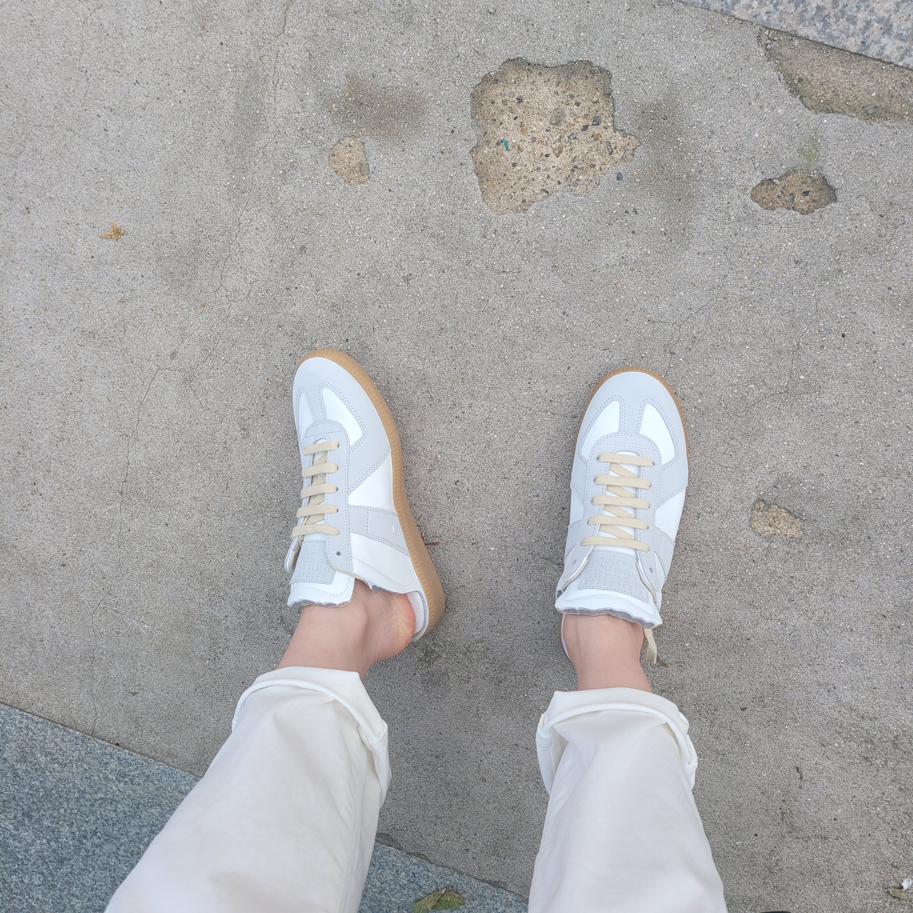 (W) Maison Margiela Replica Cut-Out Sneakers Light Grey 착용 스타일 - 1