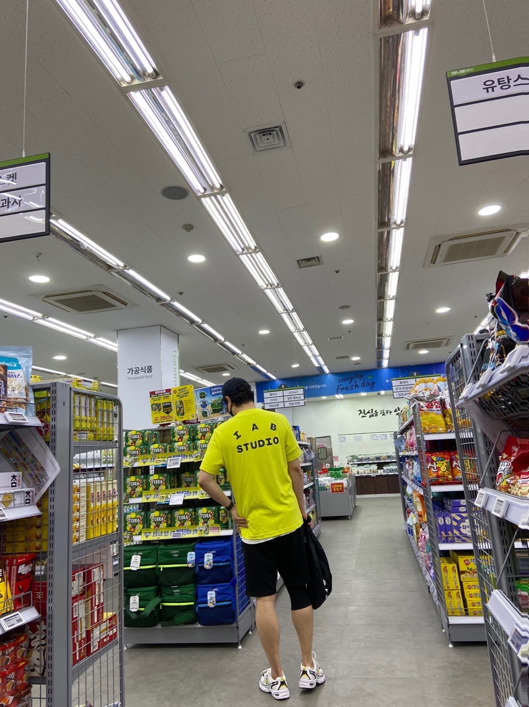 New Balance 530 White Yellow, IAB Studio x Asics T-Shirt Lime 착용 스타일 - 2
