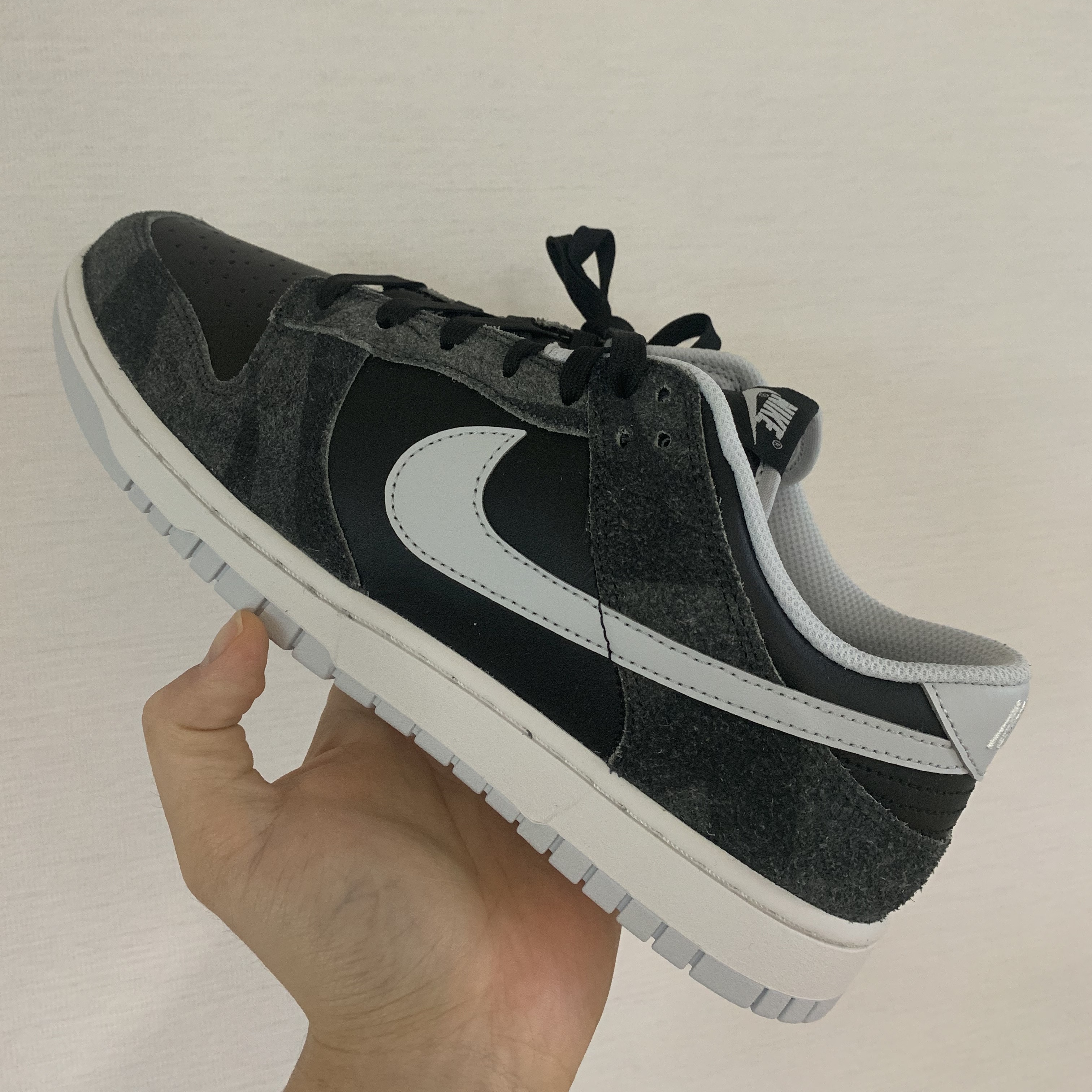 Nike Dunk Low Retro PRM Zebra 착용 스타일