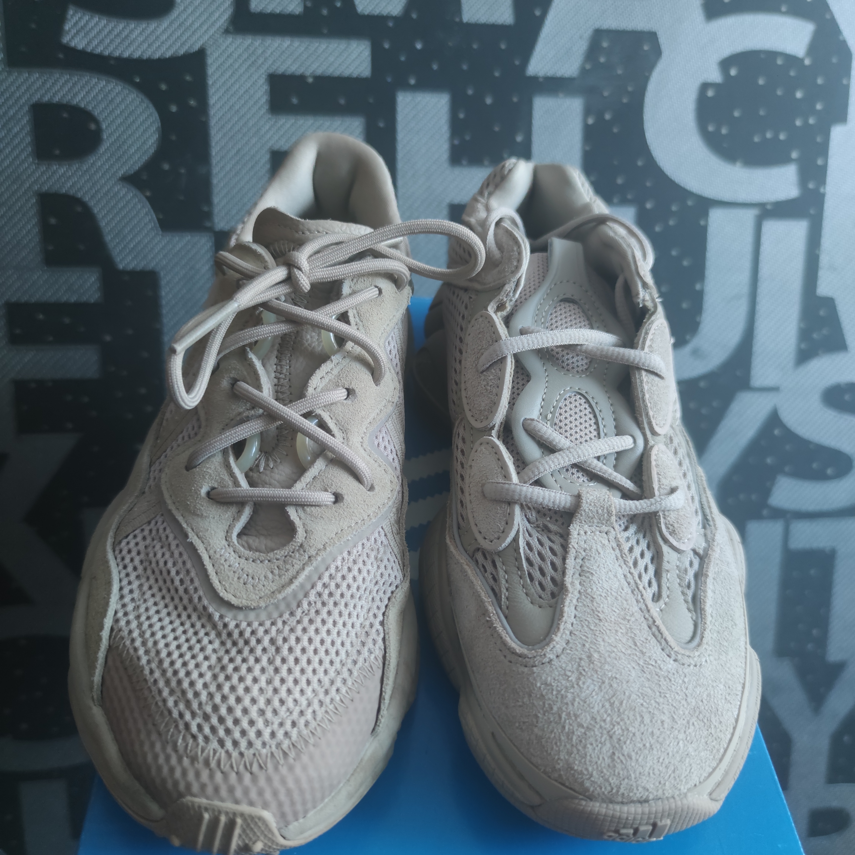 Adidas Yeezy 500 Taupe Light, (W) Adidas Ozweego Trace Khaki 착용 스타일 - 5