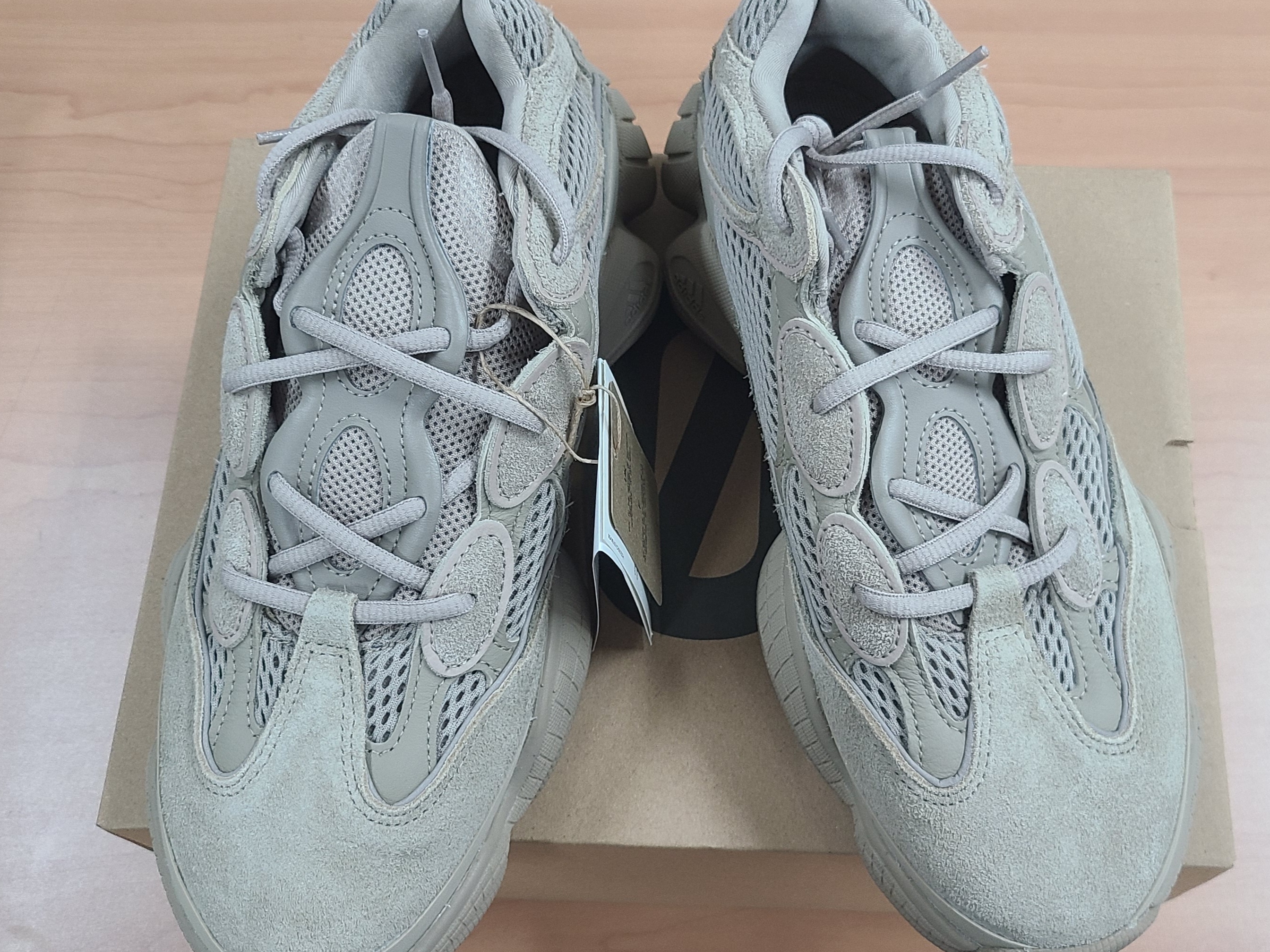 Adidas Yeezy 500 Taupe Light 착용 스타일