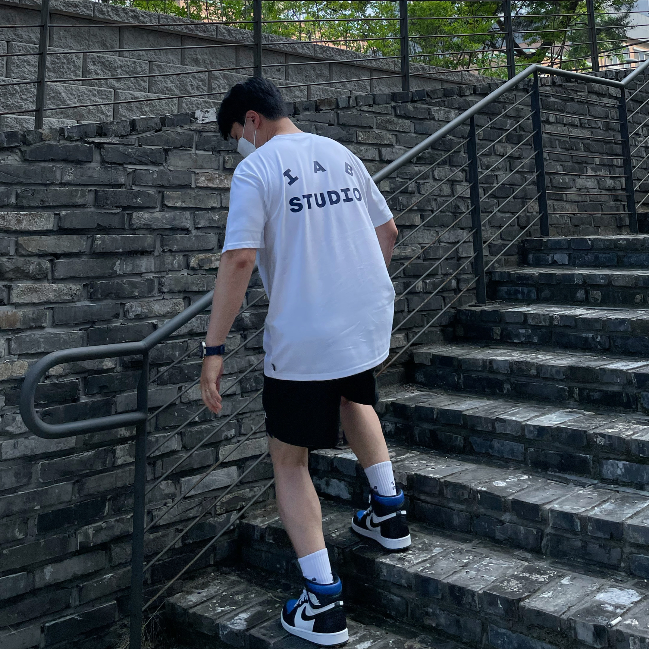 IAB Studio T-Shirt White, Jordan 1 Retro High OG Royal Toe 착용 스타일