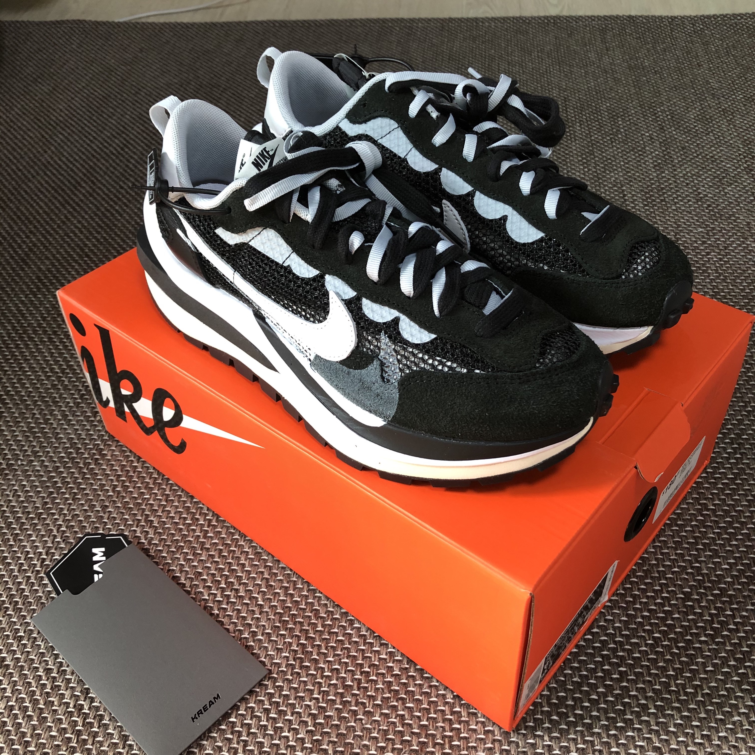 Nike x Sacai VaporWaffle Black White 착용 스타일 - 1