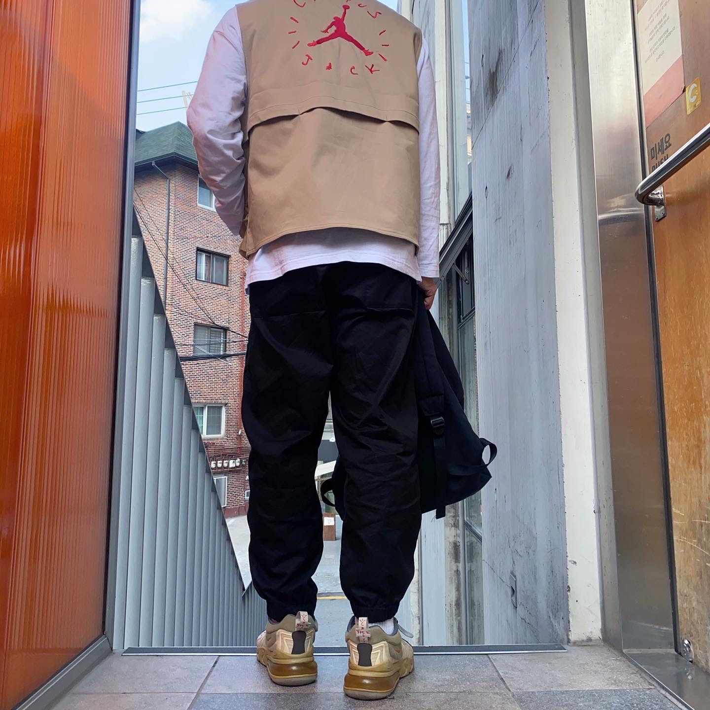 Nike x Travis Scott Air Max 270 React Cactus Trails, Jordan x Travis Scott Utility Vest - Asia 착용 스타일