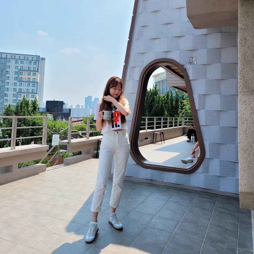 (W) Maison Margiela Replica Cut-Out Sneakers Light Grey 착용 스타일 - 2
