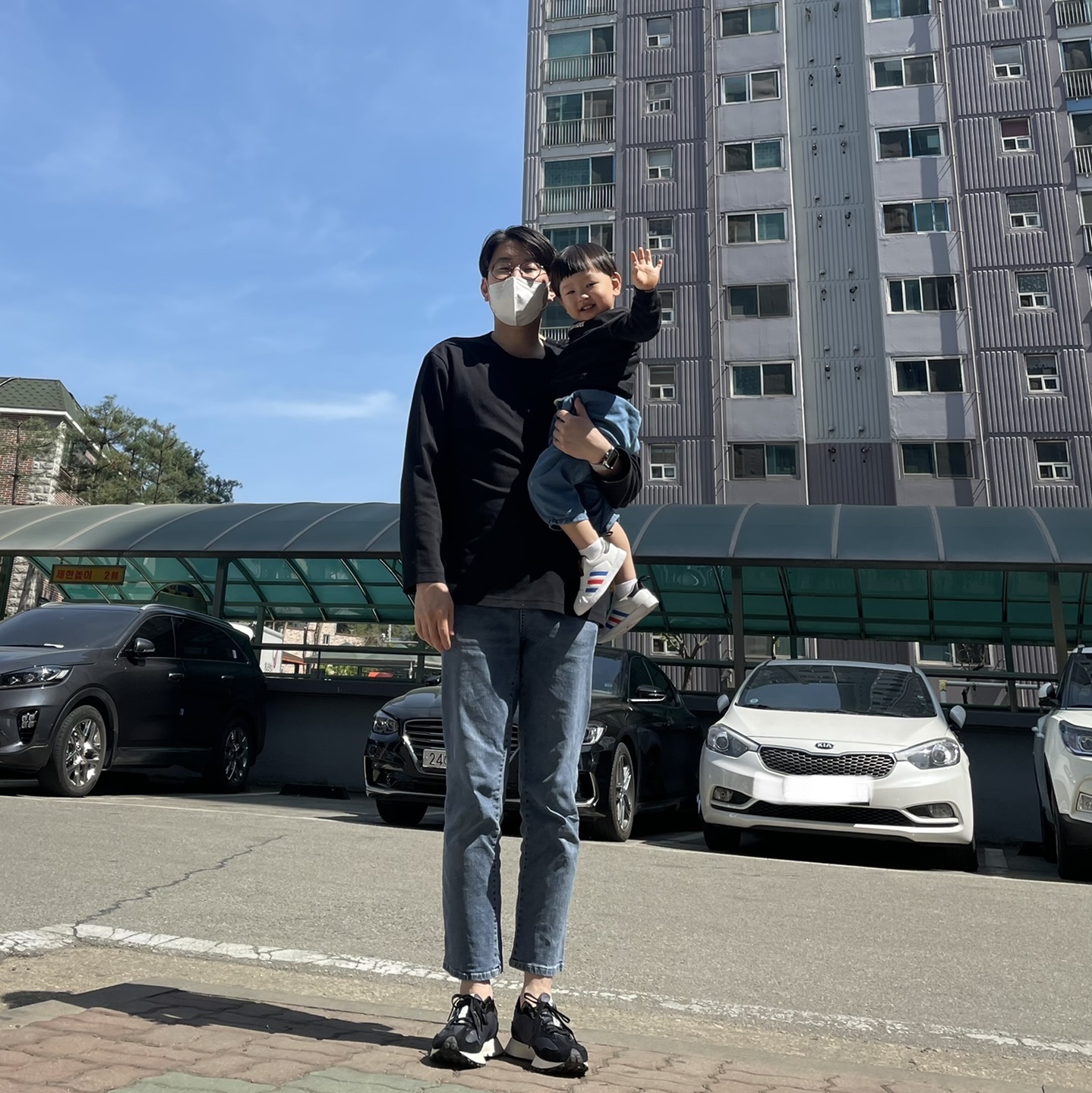 (W) New Balance 327 Black Grey 착용 스타일 - 1