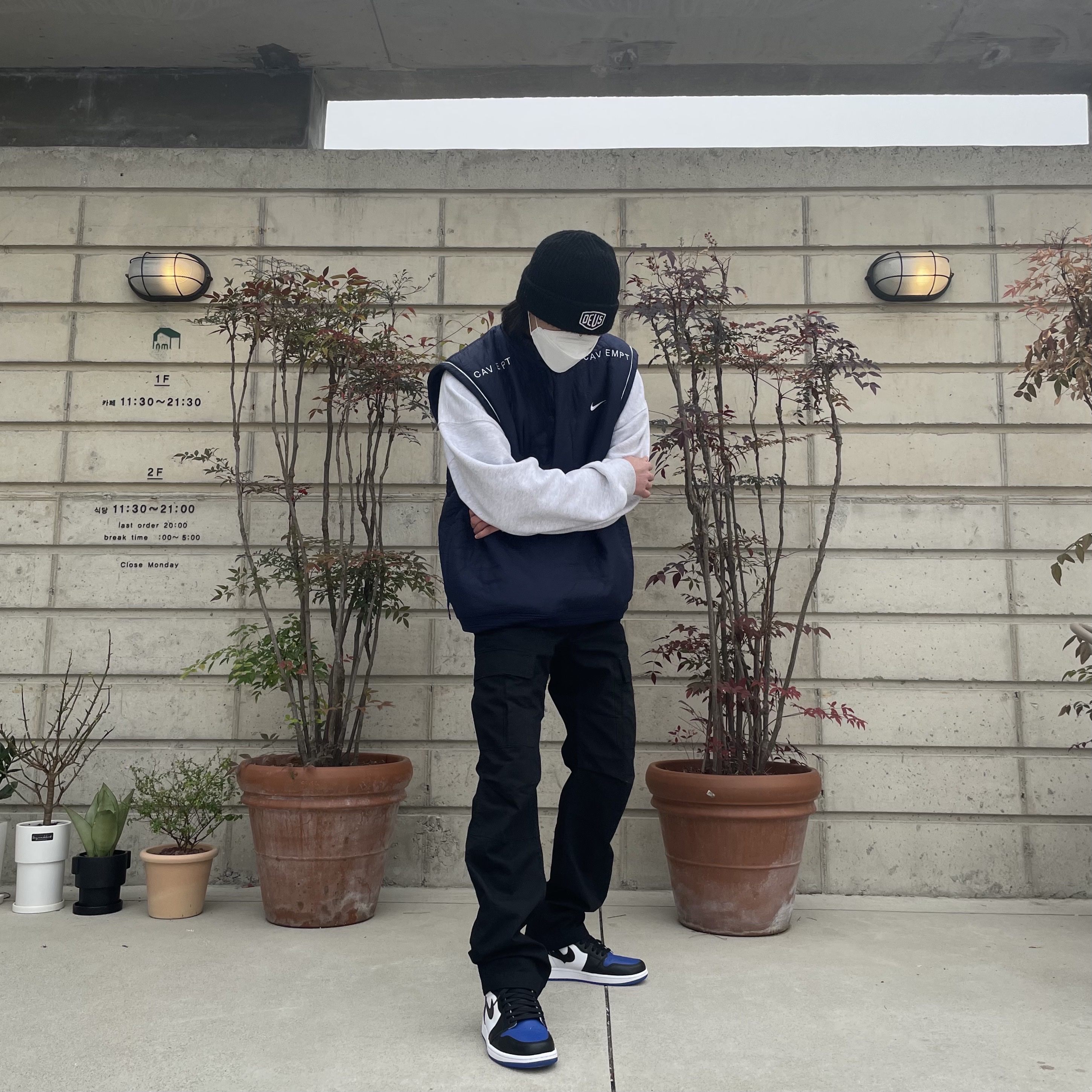 Jordan 1 Retro High OG Royal Toe, Nike x Cav Empt Vest Navy 착용 스타일