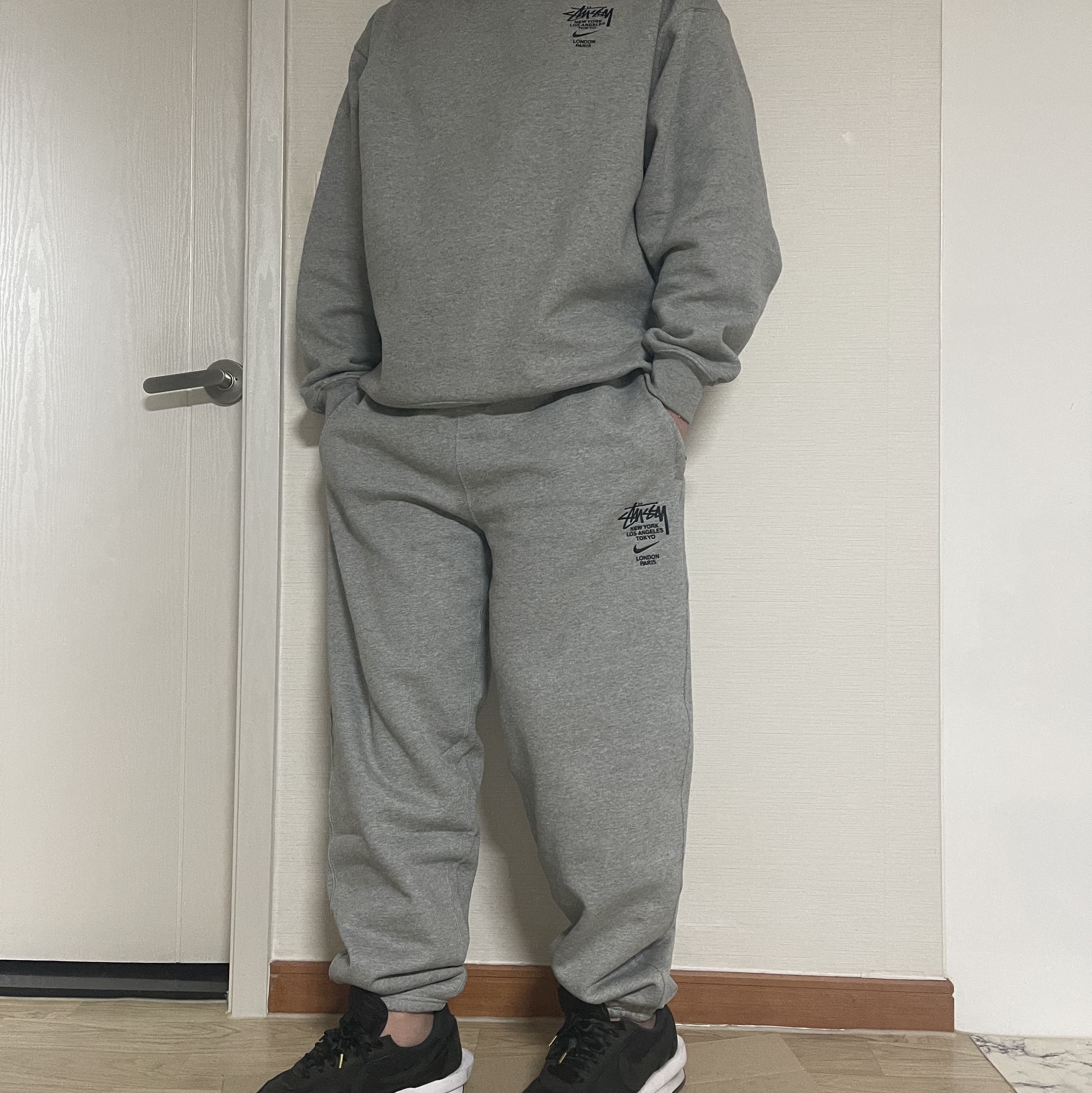 Nike x Stussy NRG ZR Fleece Pants Heather Grey - US/EU, Nike x Stussy NRG ZR Fleece Crewneck Heather Grey - US/EU 착용 스타일 - 1