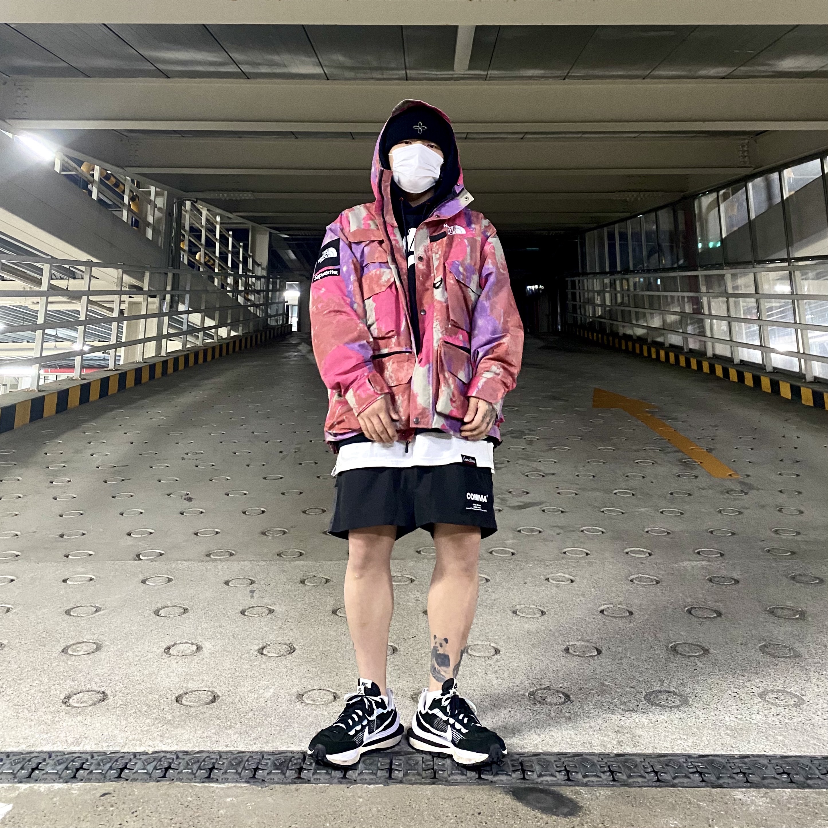 Supreme x The North Face Cargo Jacket Multi-Color - 20SS, Nike x Sacai VaporWaffle Black White 착용 스타일 - 2