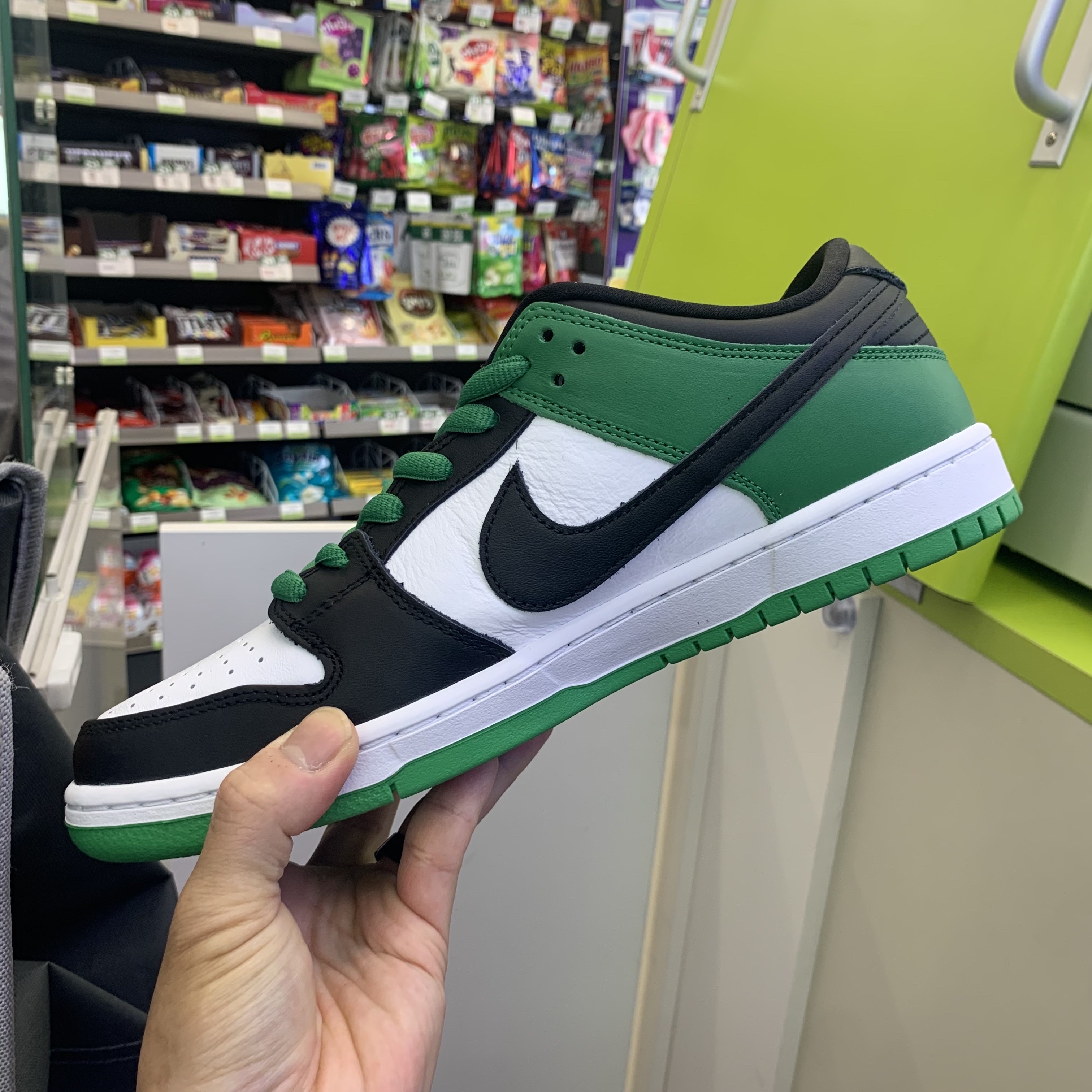 Nike SB Dunk Low Pro Black and Classic Green 착용 스타일 - 1