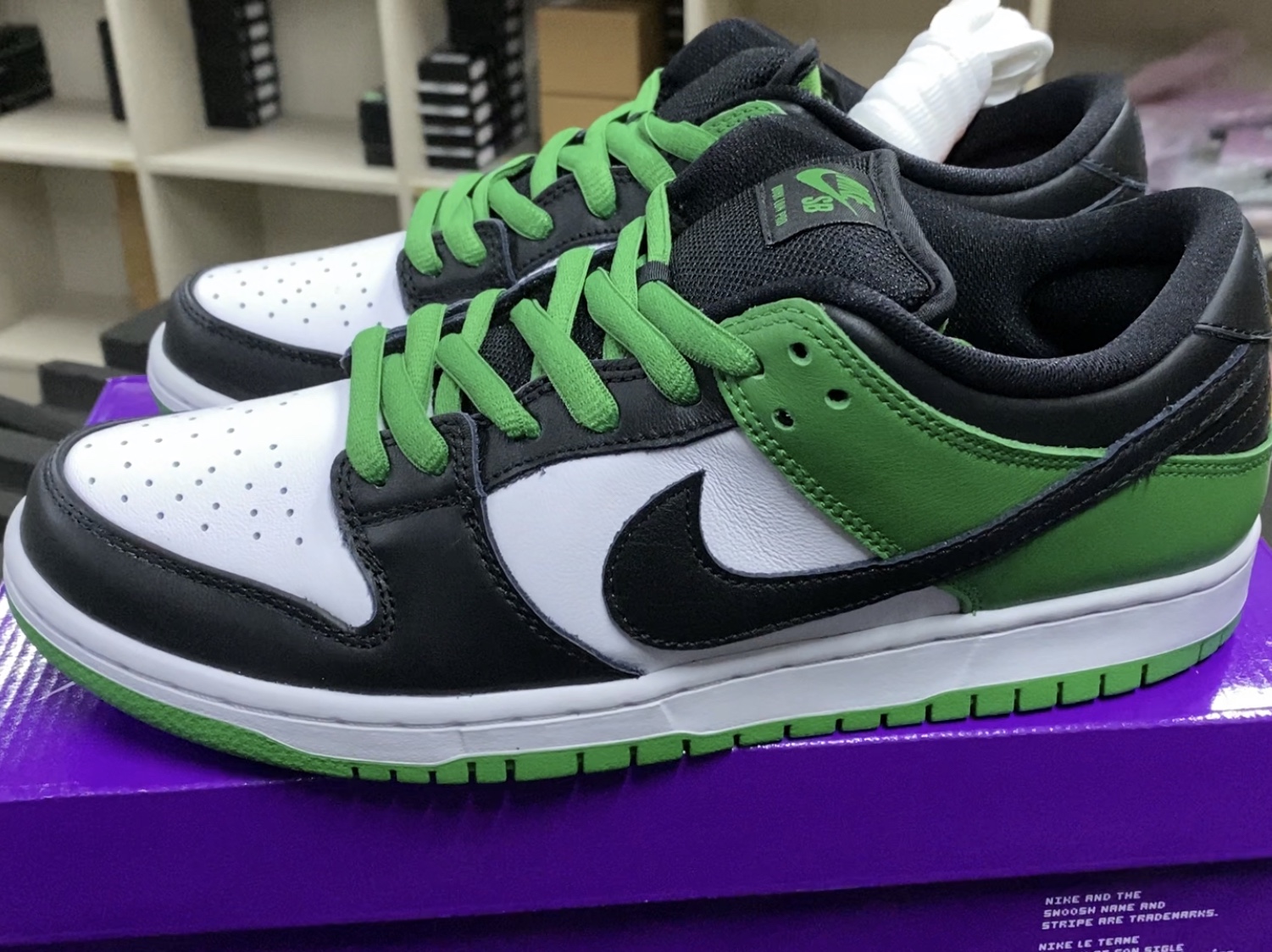 Nike SB Dunk Low Pro Black and Classic Green 착용 스타일