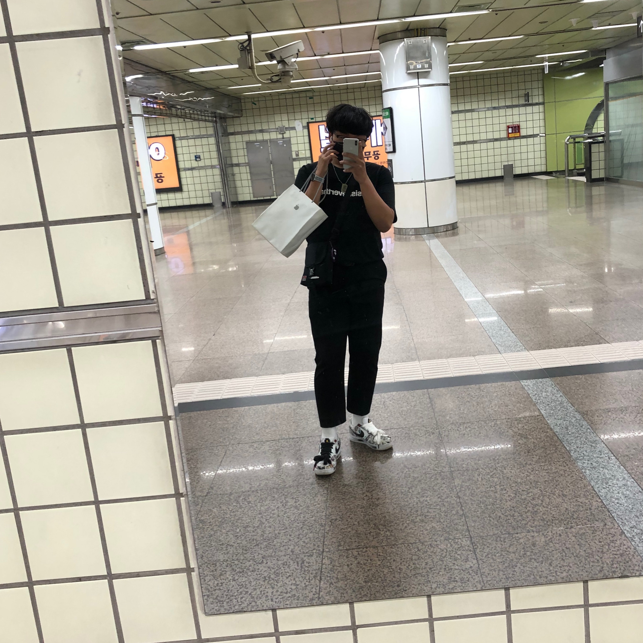 Nike x Peaceminusone Air Force 1 Low Para-Noise 2.0, Apple Watch Nike SE 44mm GPS Space Gray Aluminum Case with Nike Sport Band Anthracite Black (Korean Ver.) 착용 스타일