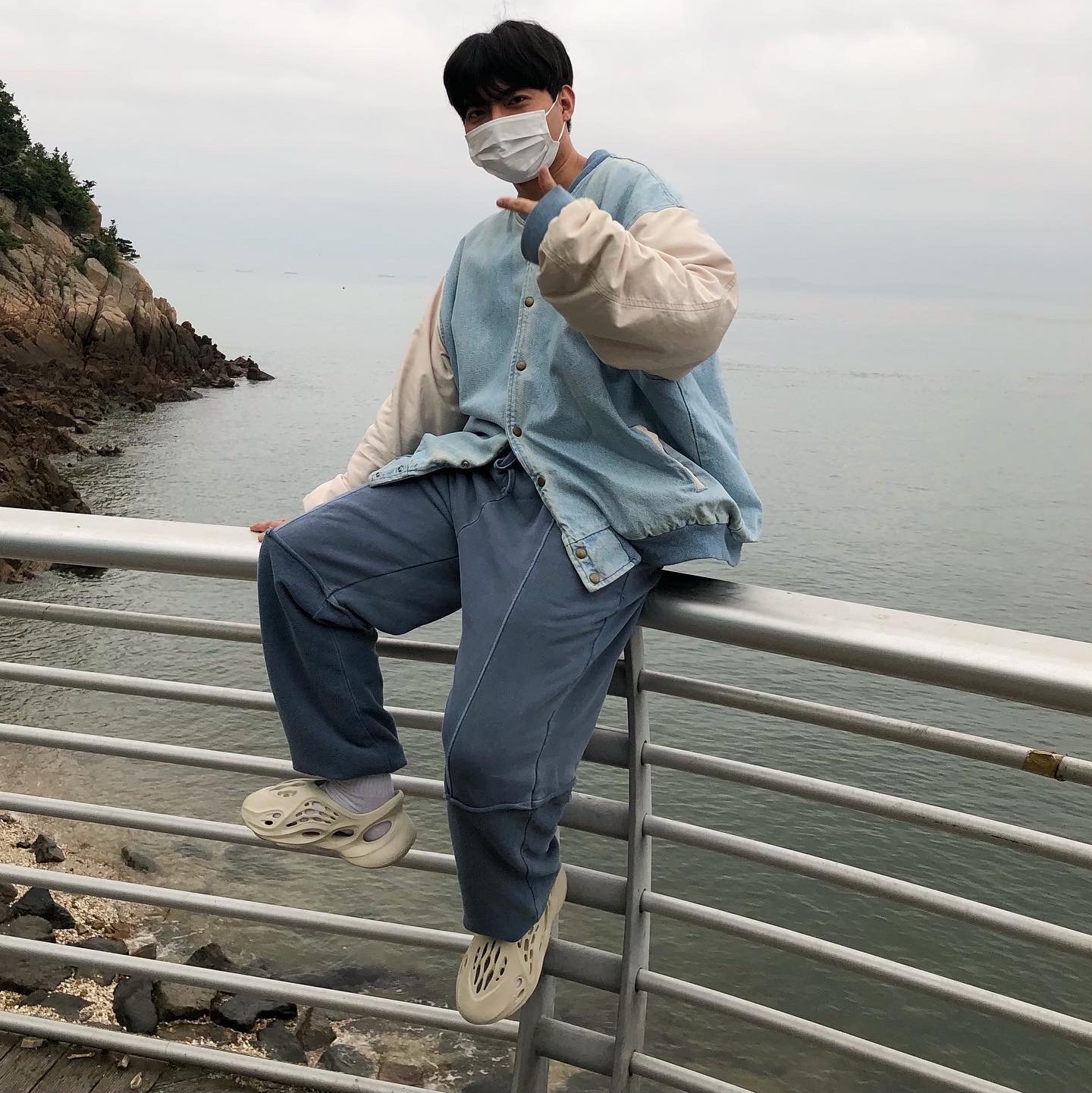 Adidas Yeezy Foam RNNR Sand 착용 스타일
