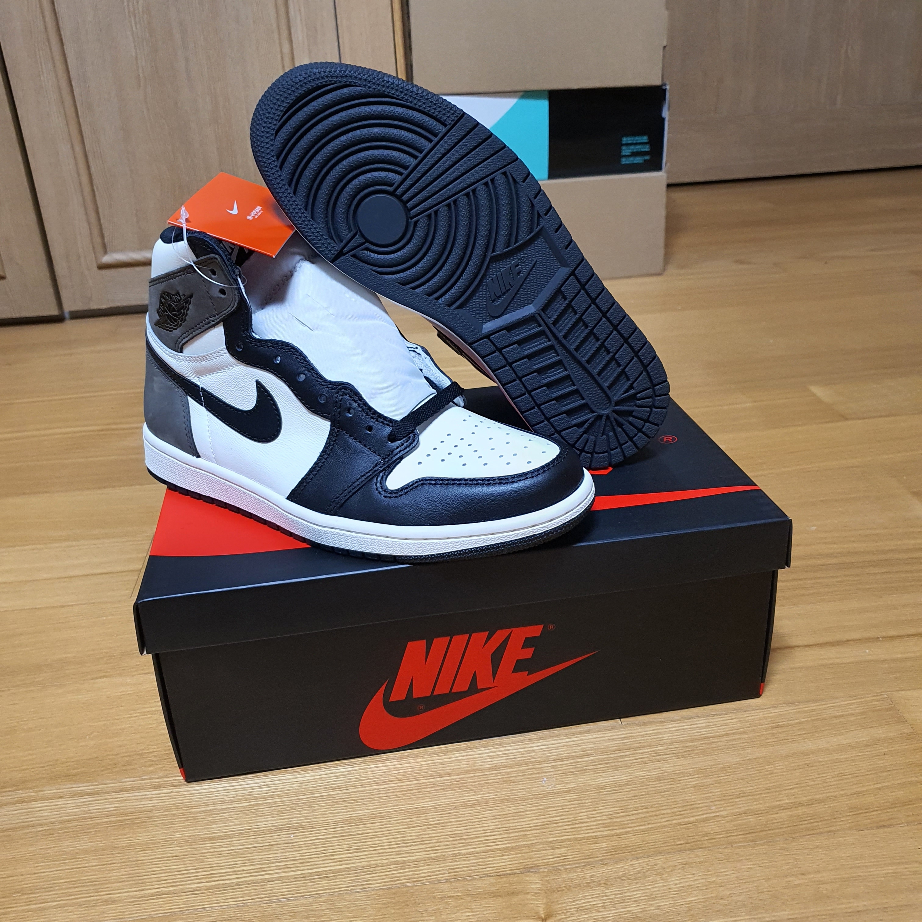 Jordan 1 Retro High OG Black Mocha 착용 스타일 - 3