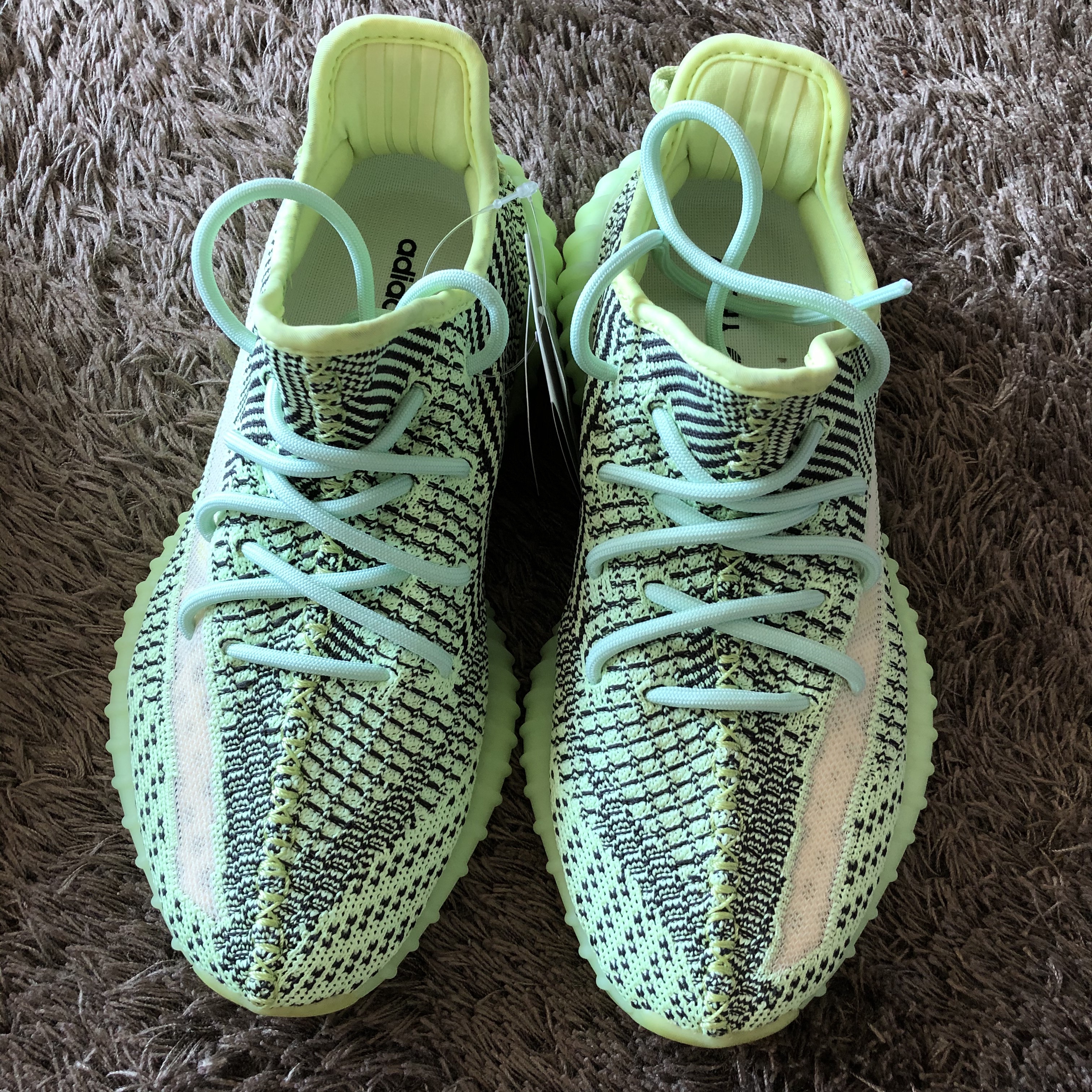 Adidas Yeezy Boost 350 V2 Yeezreel - Non-Reflective 착용 스타일 - 3