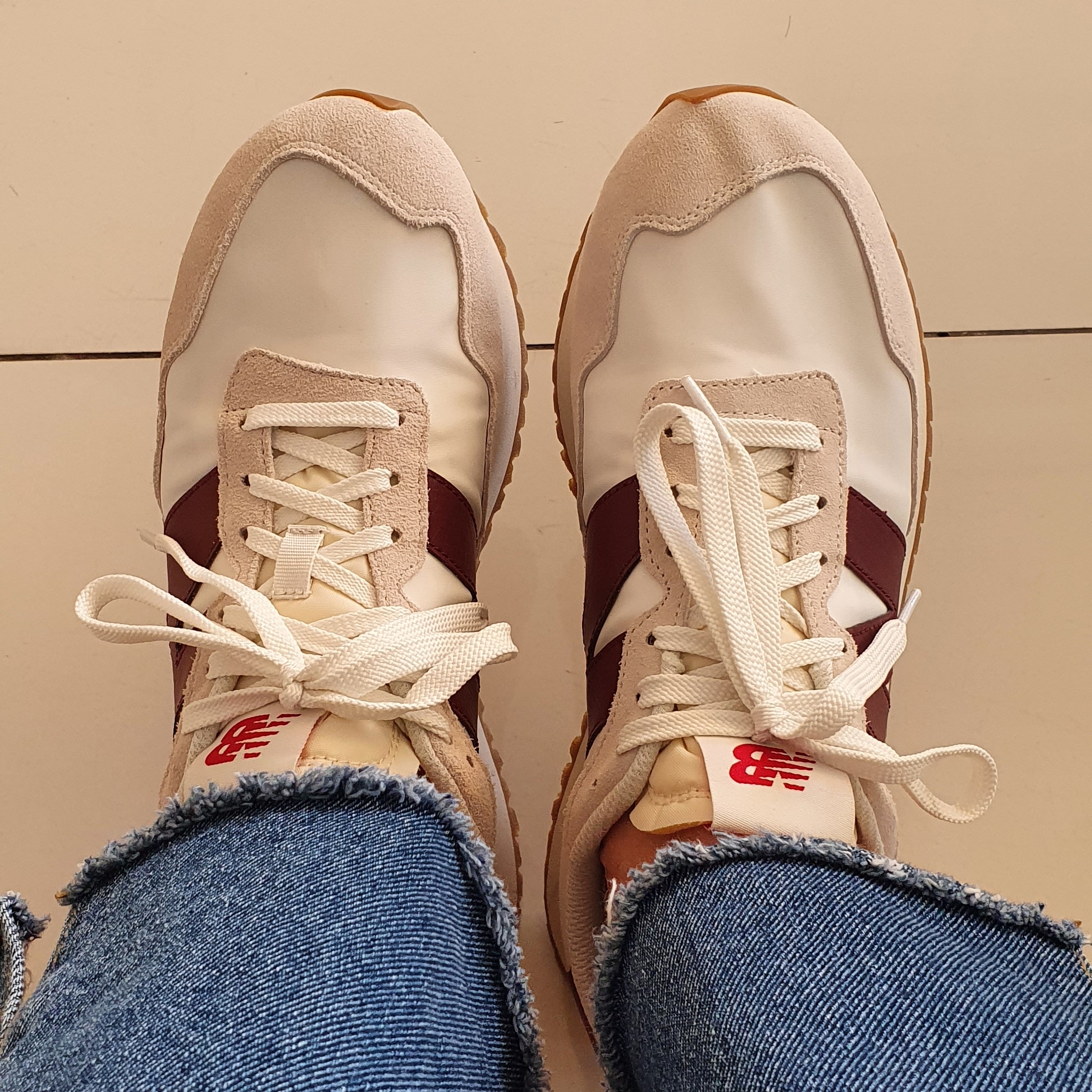 New Balance 237 Moonbeam Classic Burgundy 착용 스타일 - 1