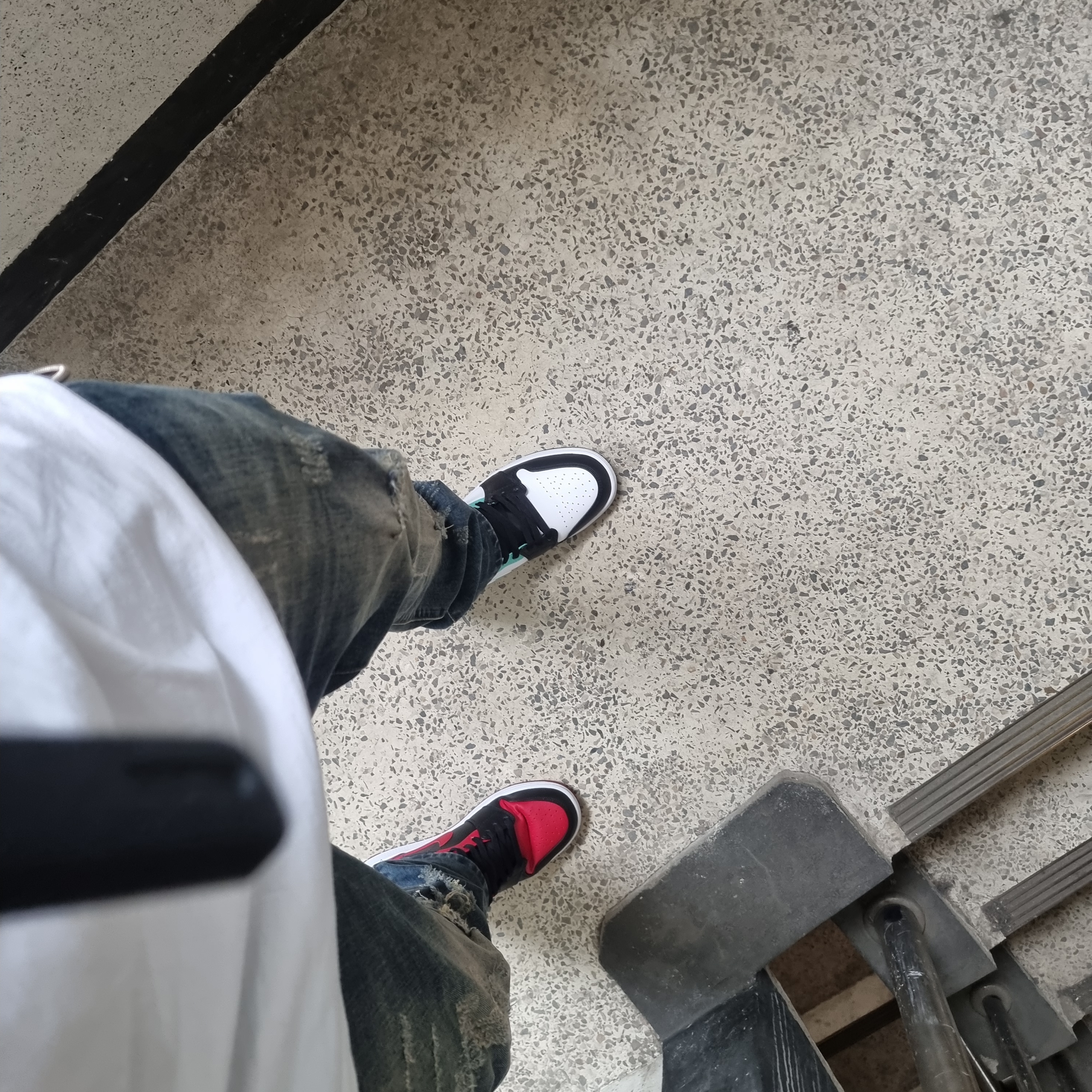 Jordan 1 Mid Bred Banned 2020, Jordan 1 Mid Tropical Twist 착용 스타일 - 3