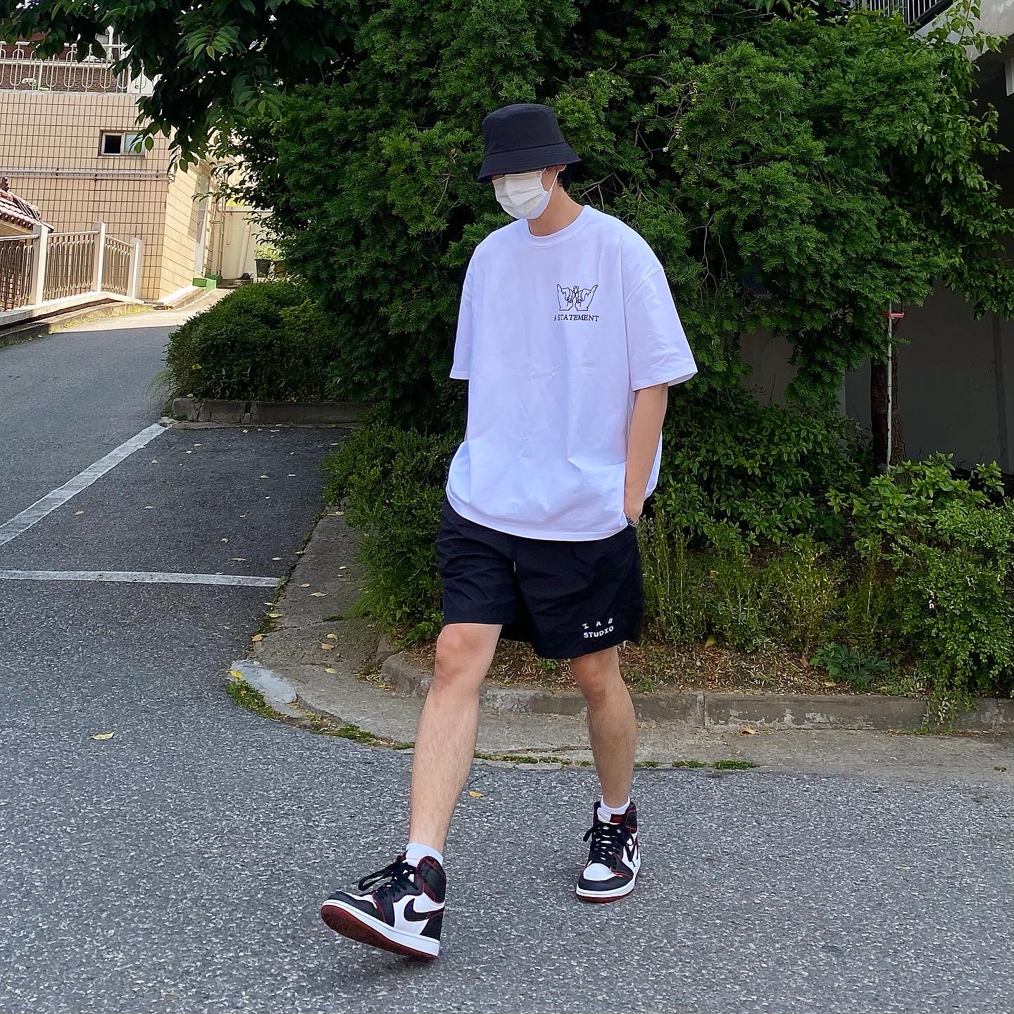 Jordan 1 Retro High OG Bloodline, IAB Studio Woven Shorts Black 착용 스타일