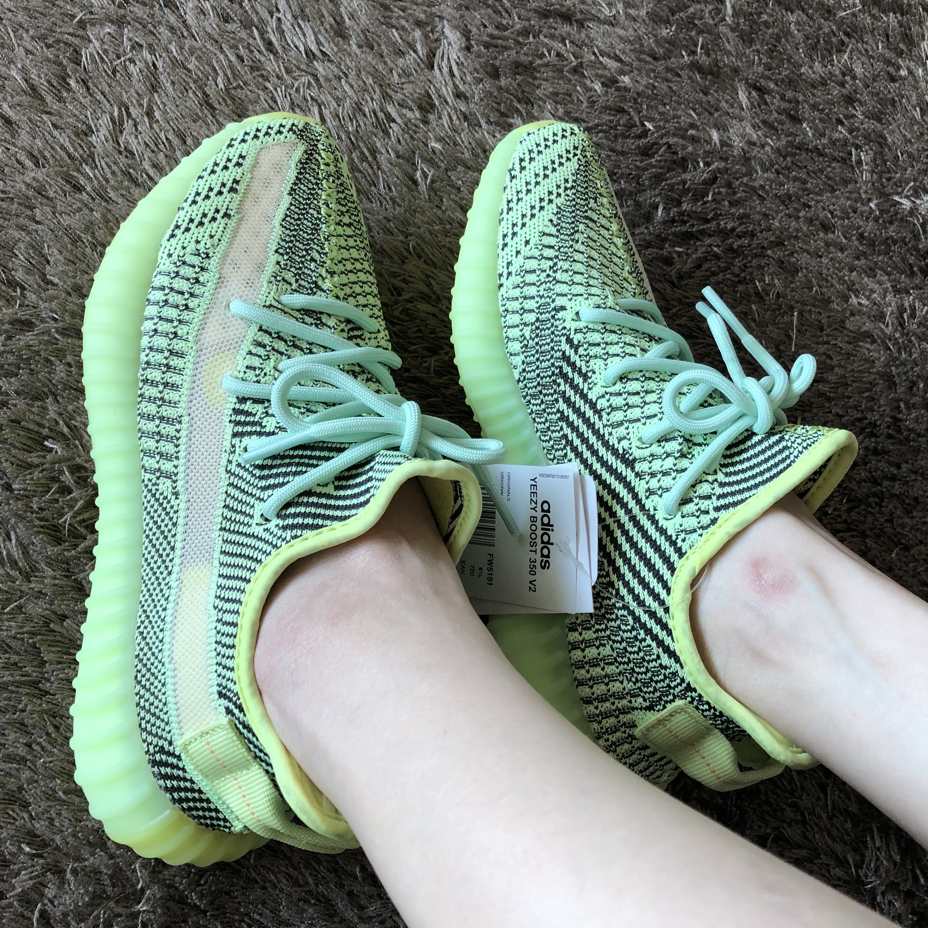 Adidas Yeezy Boost 350 V2 Yeezreel - Non-Reflective 착용 스타일 - 2
