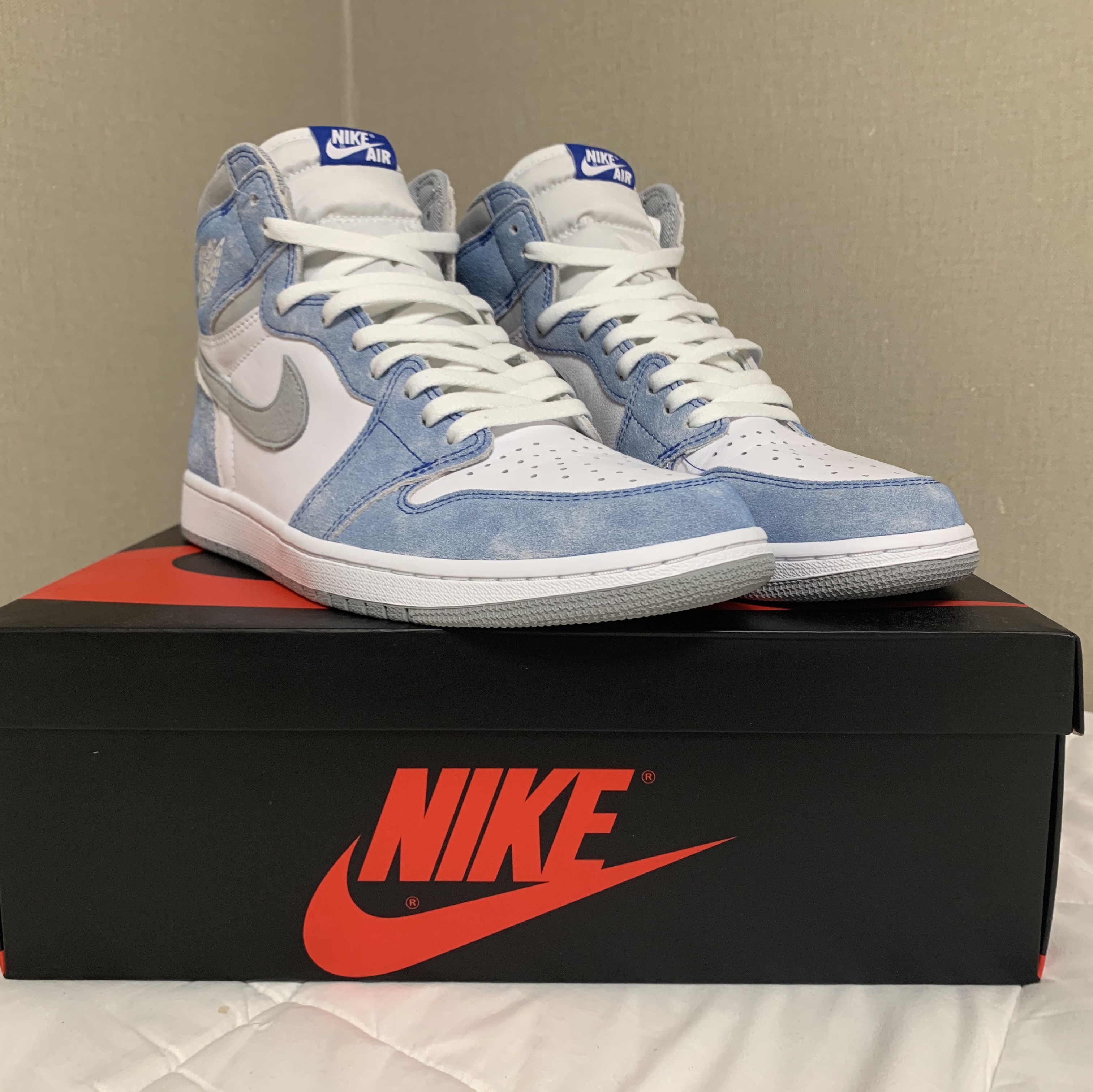 Jordan 1 Retro High OG Hyper Royal 착용 스타일 - 1