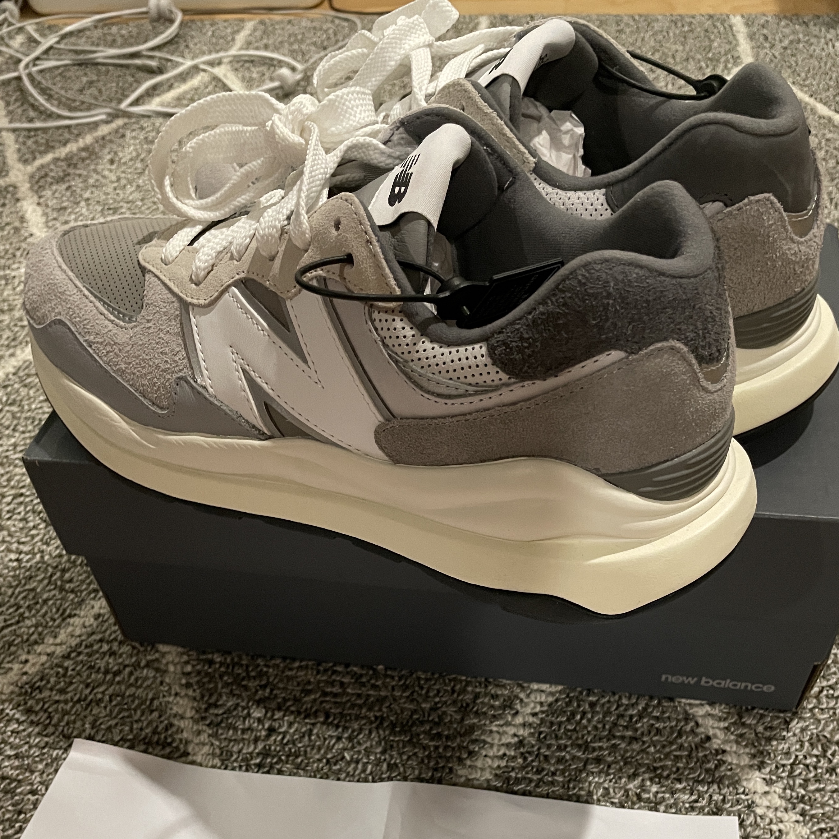 New Balance 5740 Grey 착용 스타일 - 2