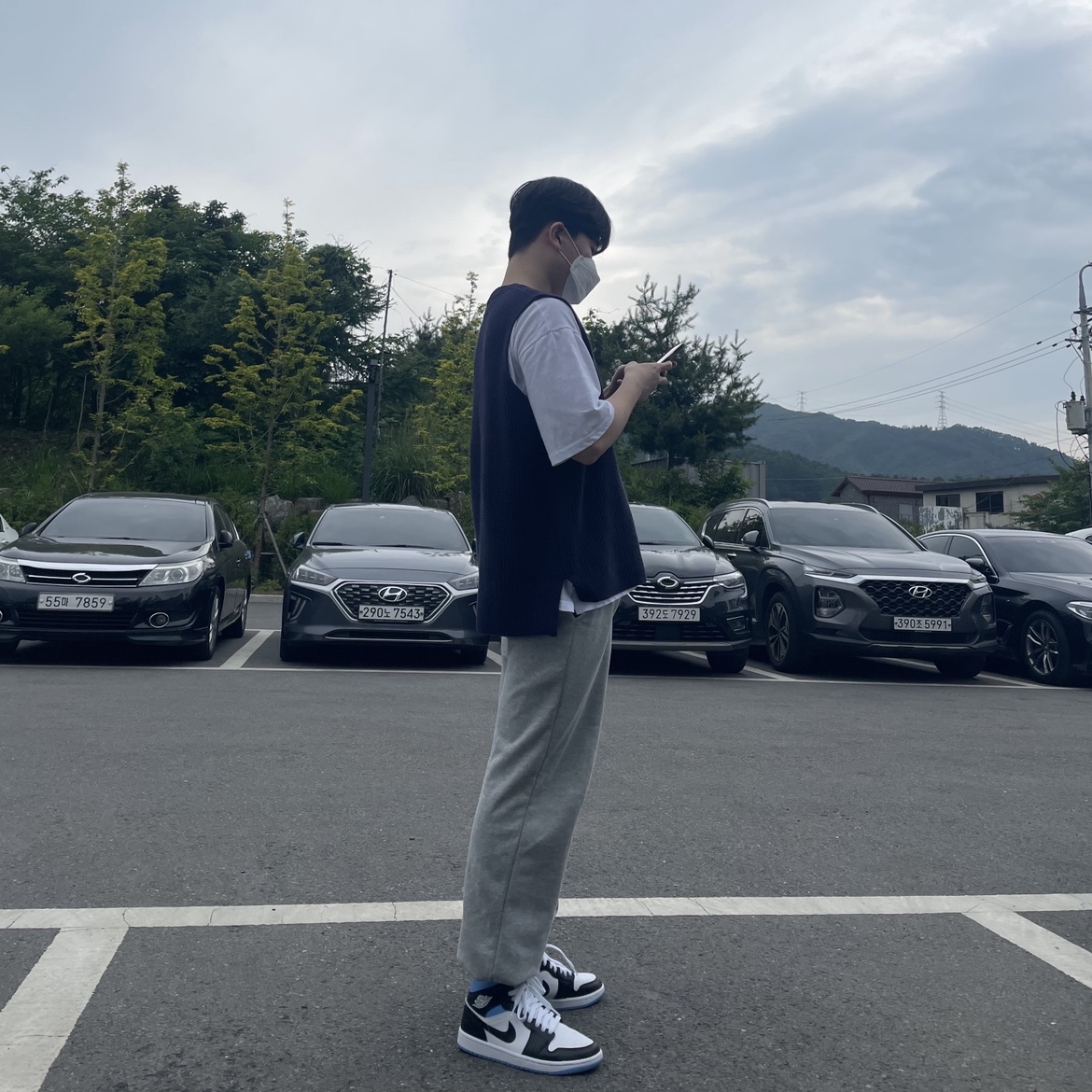 (W) Jordan 1 Mid White Black University Blue 착용 스타일 - 4