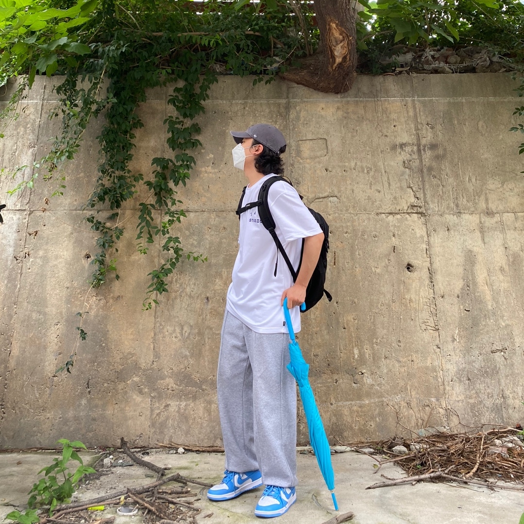 IAB Studio T-Shirt White, Nike Dunk Low Retro University Blue 착용 스타일