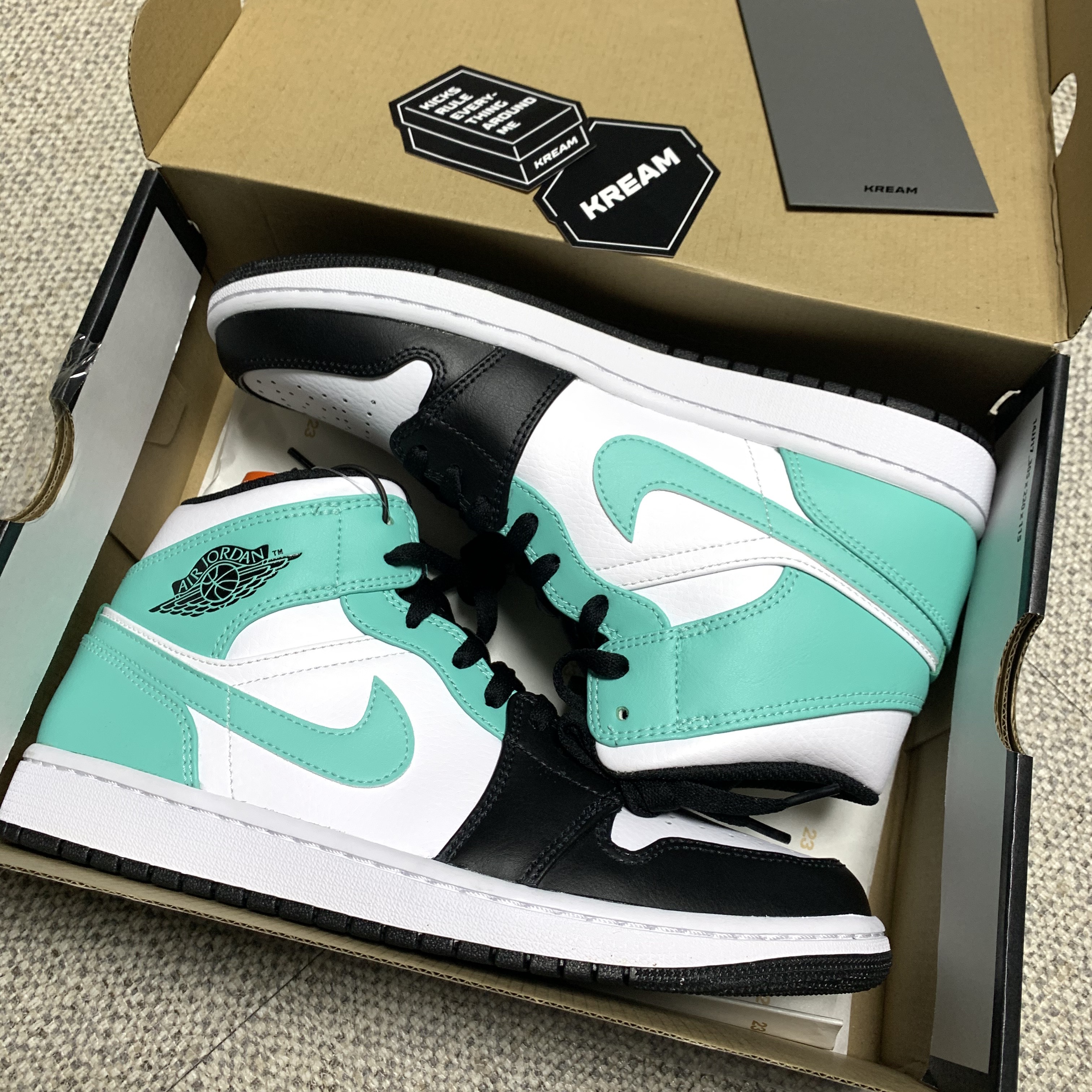 Jordan 1 Mid Tropical Twist 착용 스타일