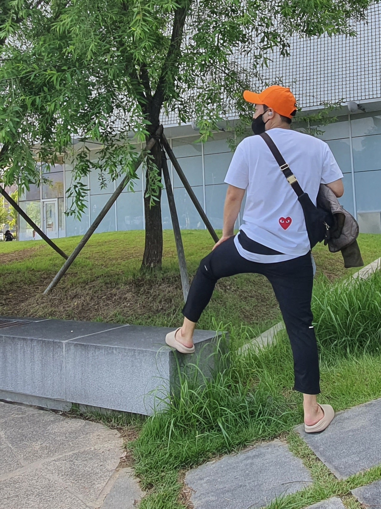 Adidas Yeezy Slide Pure, Play Comme des Garcons x Nike T-Shirt White 착용 스타일
